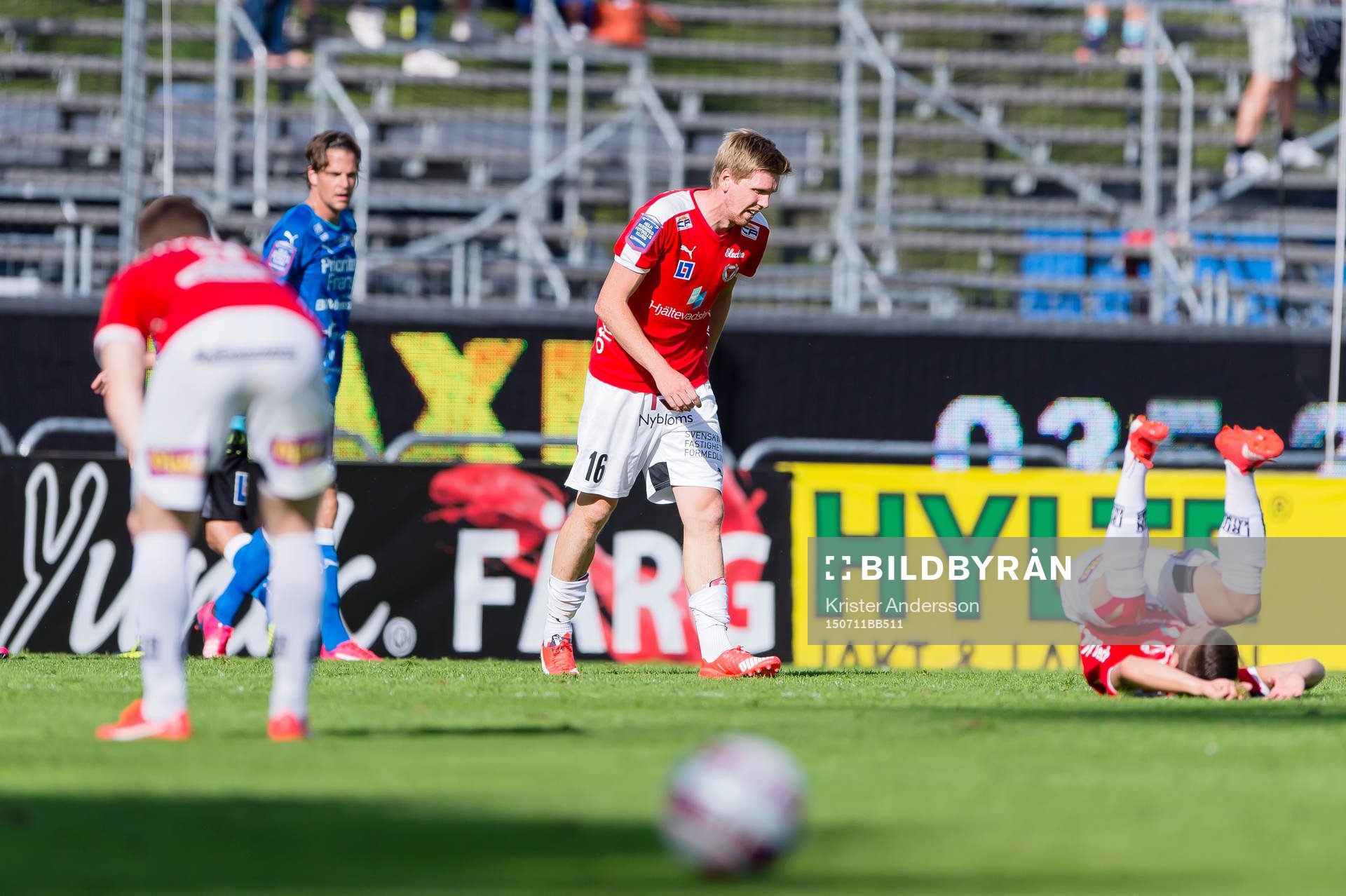 Kalmars spelare med David Elm i mitten deppar