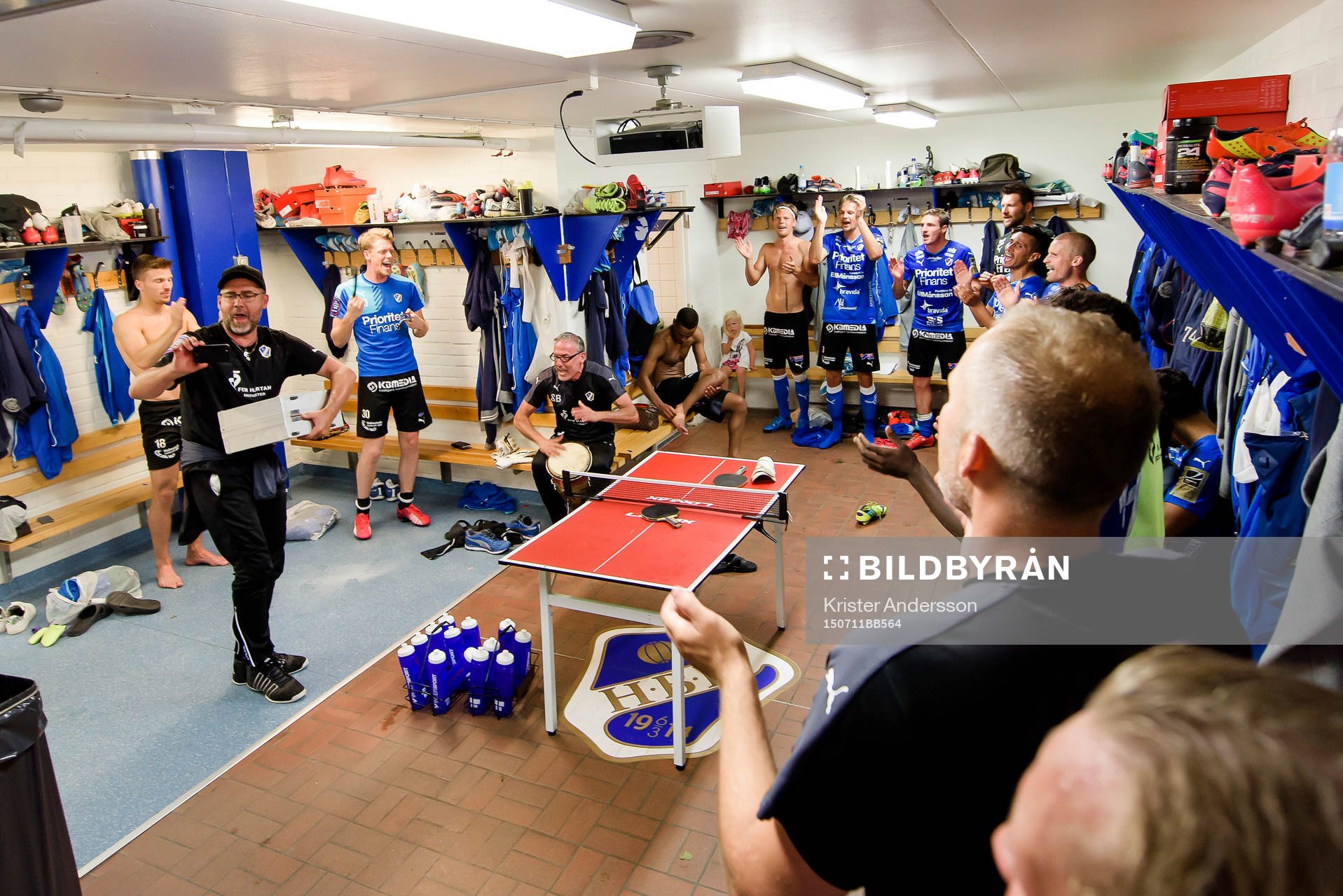 Jubel i Halmstads omklädningsrum och Simon BakkIoui, Sjukgymnast, spelar trumma efter fotbollsmatchen i Allsvenskan mellan Halmstad och Kalmar den 11 juli 2015 i Halmstad.
