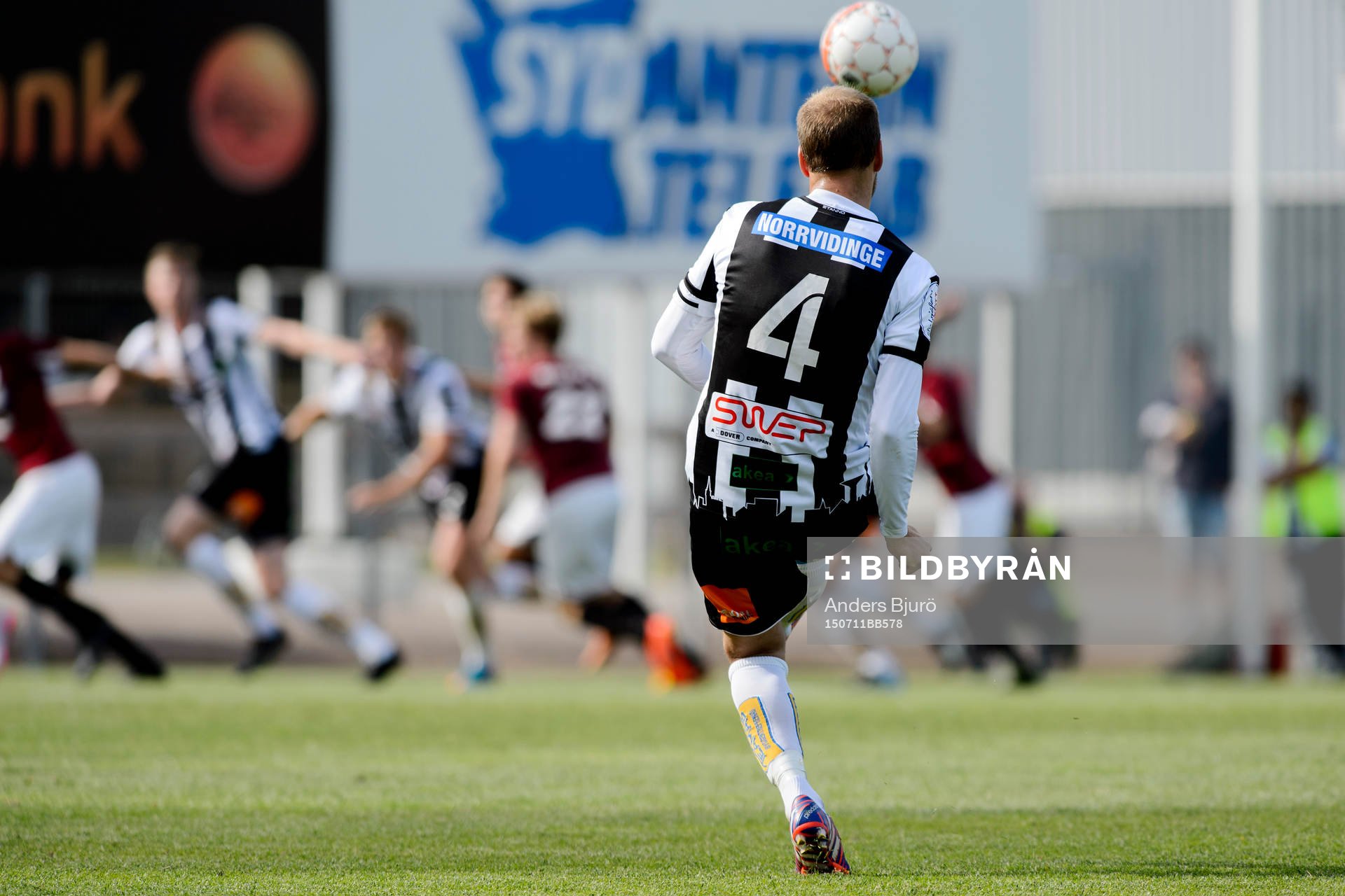 Landskronas Mikael Dahlgren lägger en frispark under fotbollsmatchen i Division 1 Södra mellan Landskrona och Qviding den 11 juli 2015 i Landskrona.