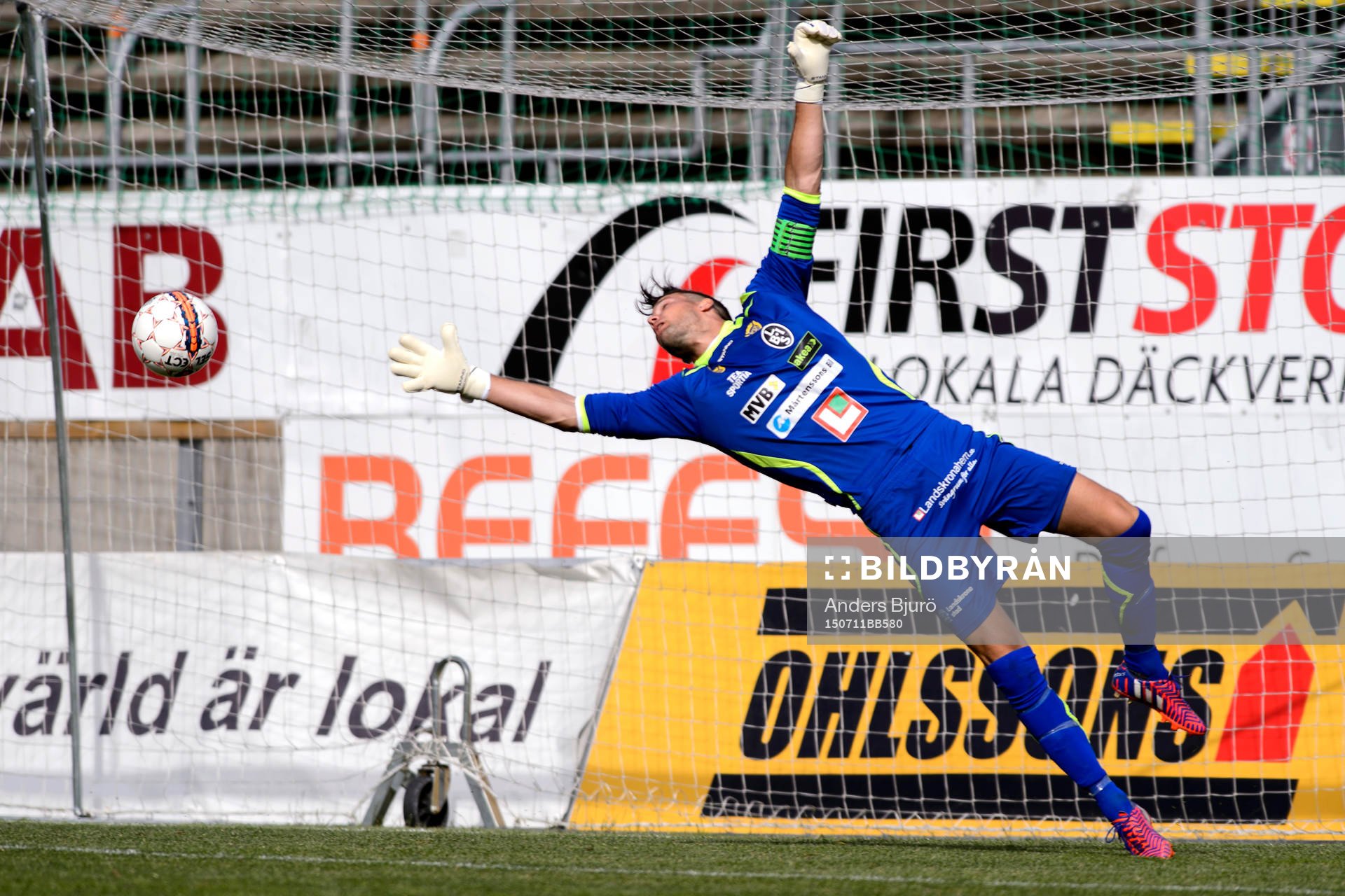 Landskronas målvakt Jonas Sandqvist under fotbollsmatchen i Division 1 Södra mellan Landskrona och Qviding den 11 juli 2015 i Landskrona.