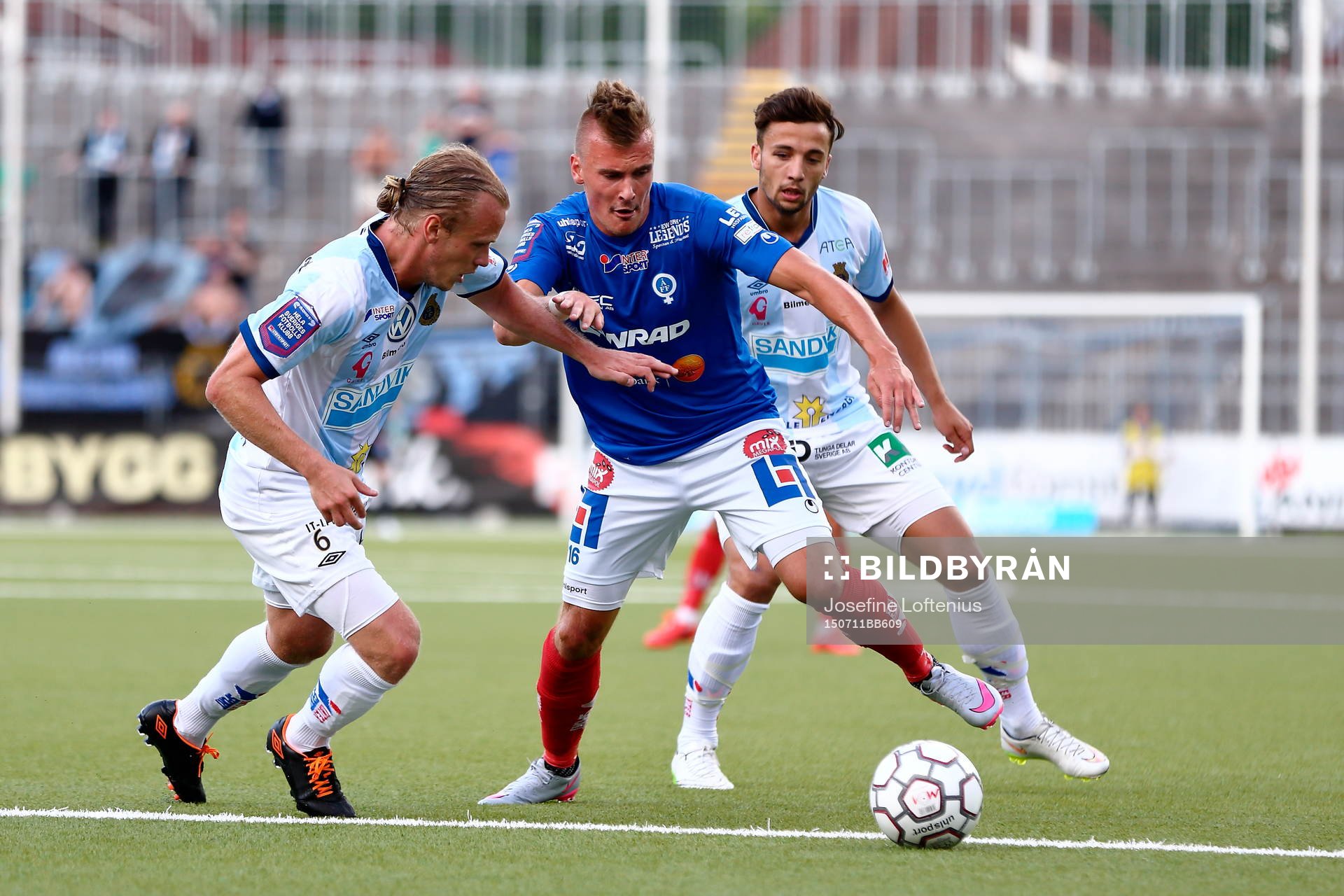 Åtvidabergs Pontus Nordenberg mellan Gefles Jesper Florèn