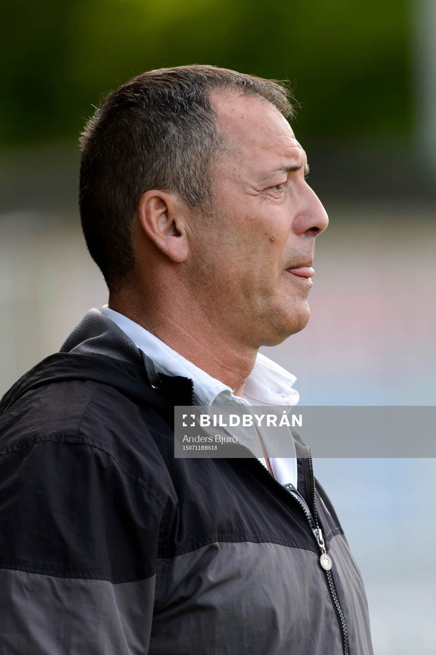 Landskronas tränare Zvezdan Milosevic under fotbollsmatchen i Division 1 Södra mellan Landskrona och Qviding den 11 juli 2015 i Landskrona.