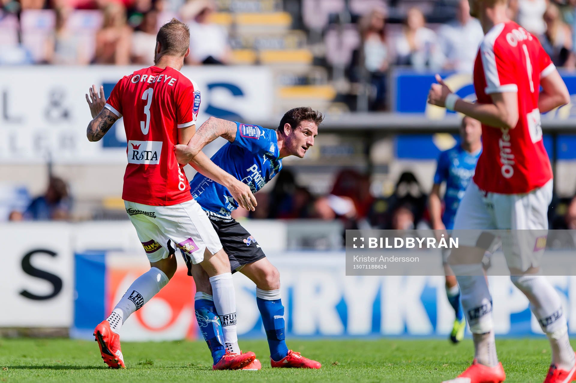 Halmstads James Keene i kamp med Kalmars Marcus Nilsson under fotbollsmatchen i Allsvenskan mellan Halmstad och Kalmar den 11 juli 2015 i Halmstad.