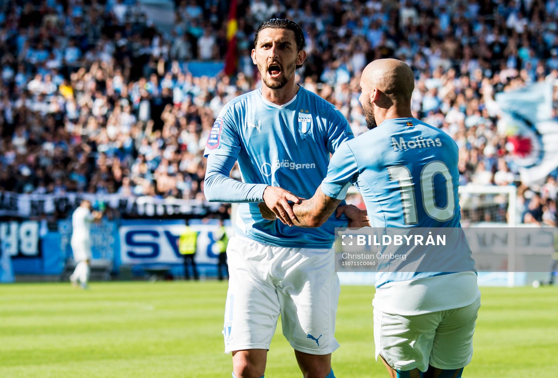 Malmö FFs Agon Mehmeti och Guillermo Molins jublar efter 2-2 i sista matchminuten under fotbollsmatchen i Allsvenskan mellan Malmö FF och Örebro den 11 juli 2015 i Malmö.