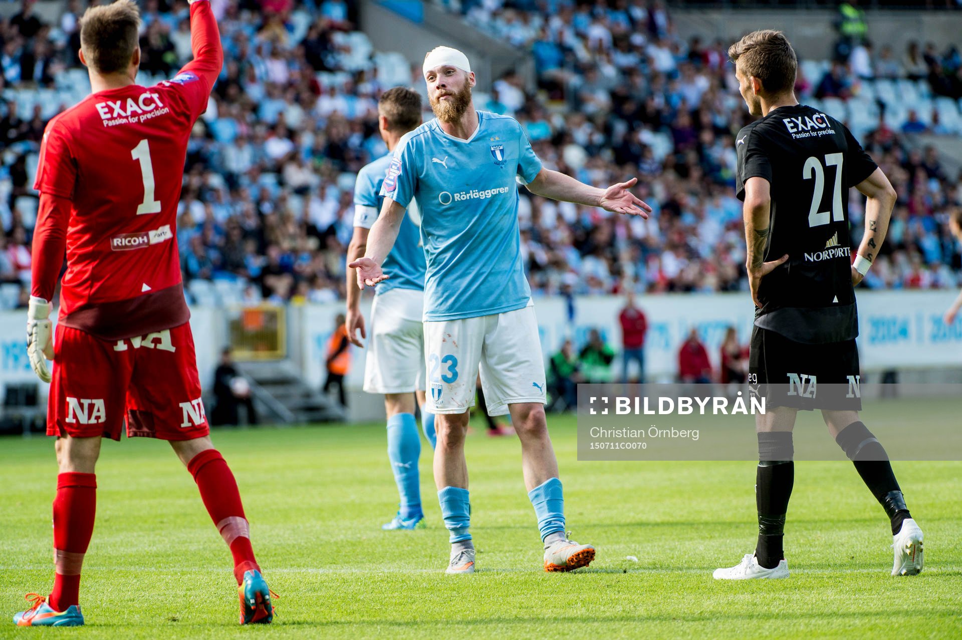 Malmö FFs Jo Inge Berget med bandage i het diskussion med
