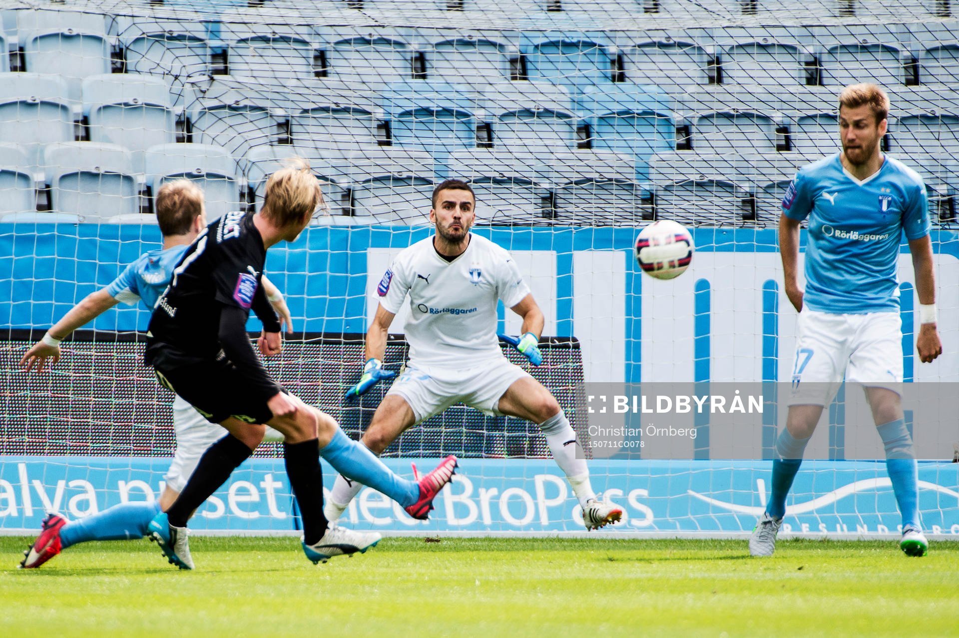 Örebros Karl Holmberg gör 1-2 på Malmö FFs målvakt