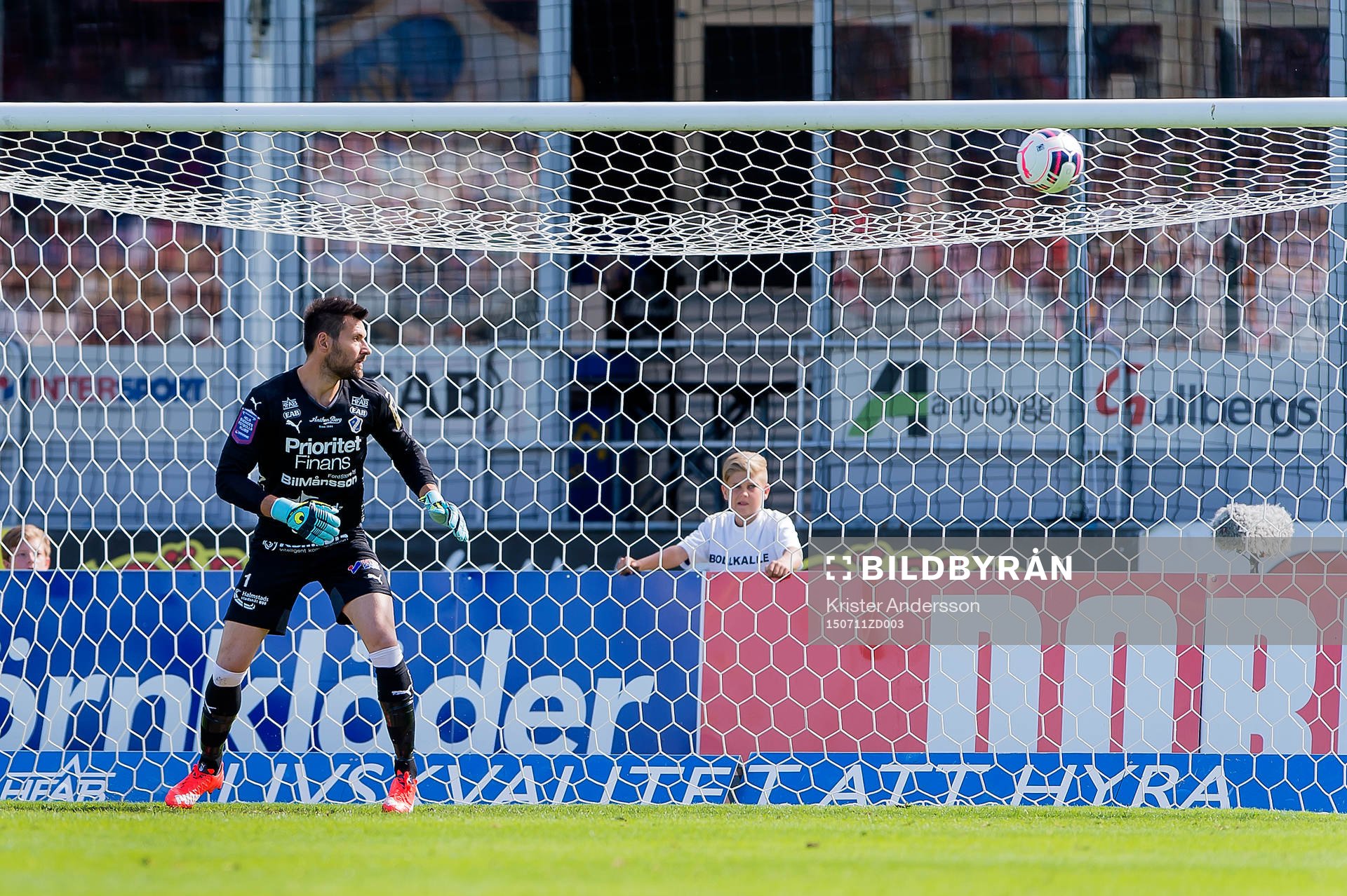 Halmstads målvakt Stojan Lukic ser bollen passera strax