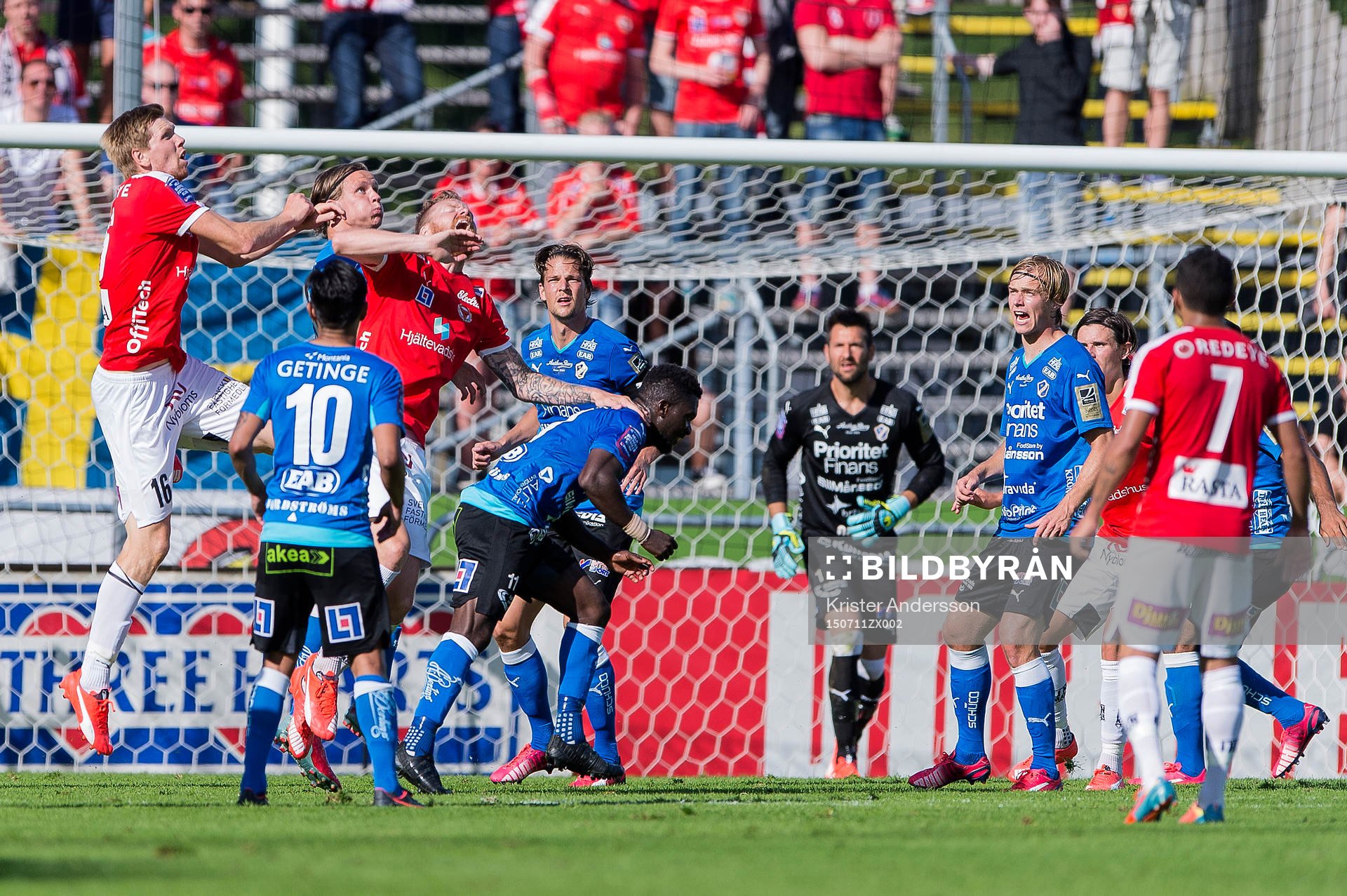 Kamp om bollen i Halmstads straffområde i slutsekunderna under fotbollsmatchen i Allsvenskan mellan Halmstad och Kalmar den 11 juli 2015 i Halmstad.