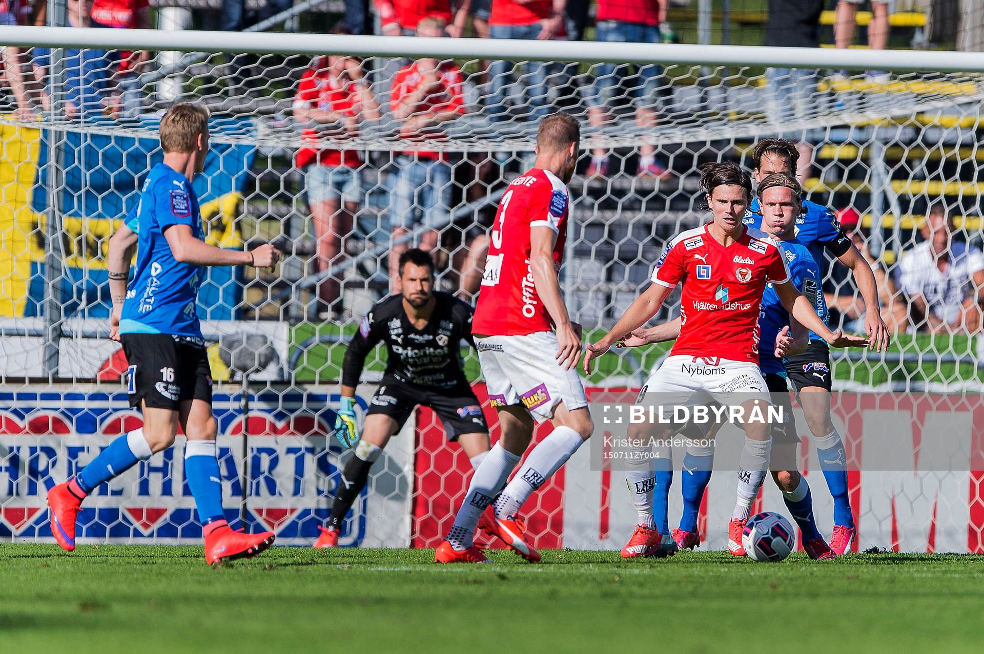 Kalmars Marcus Antonsson lägger upp bollen för Marcus