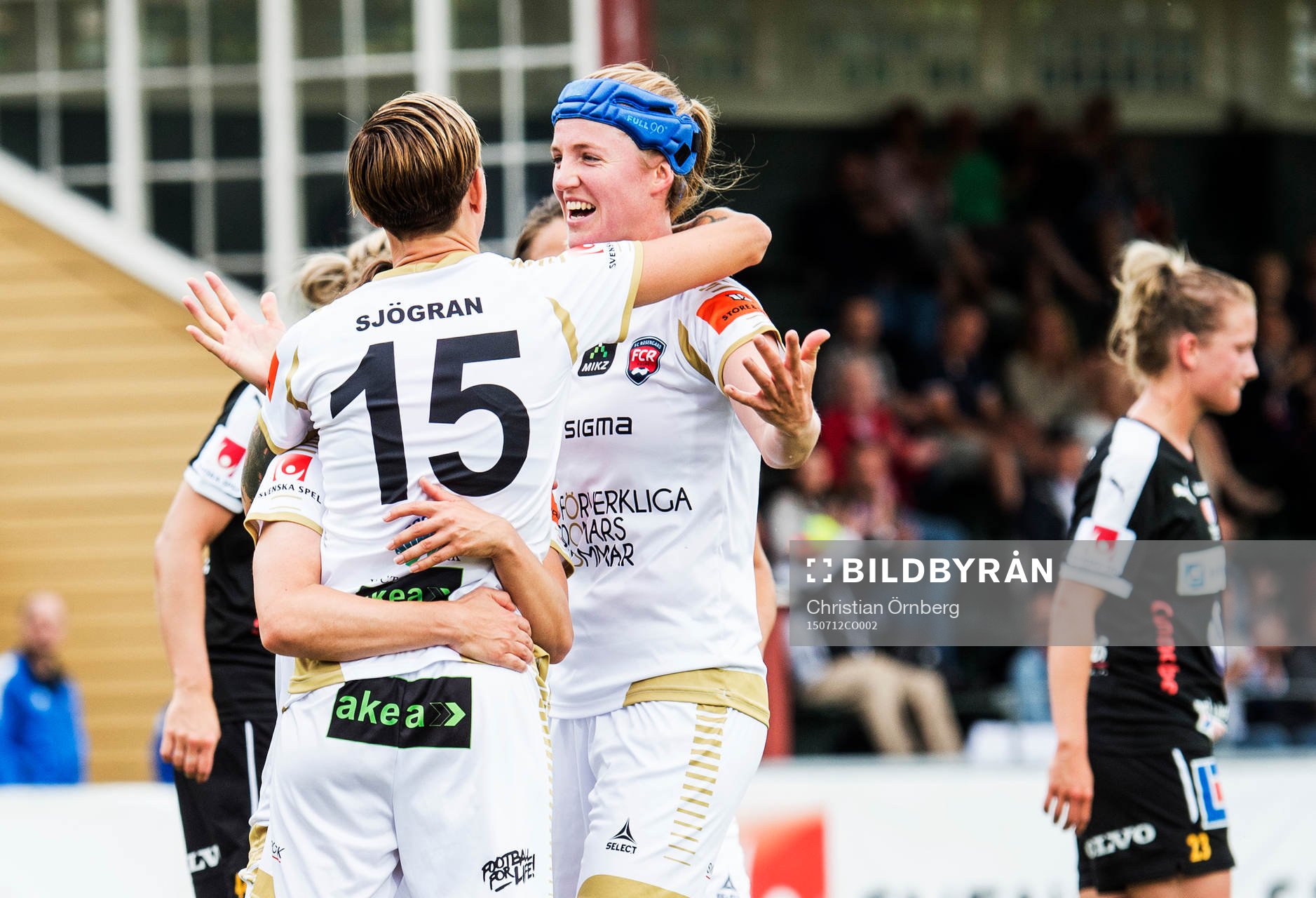 FC Rosengårds Kirsten van de Ven jublar när Therese Sjögran kvitterar till 1-1 på straff under fotbollsmatchen i semifinalen i Svenska cupen mellan FC Rosengård och Umeå den 12 juli 2015 i Malmö.
