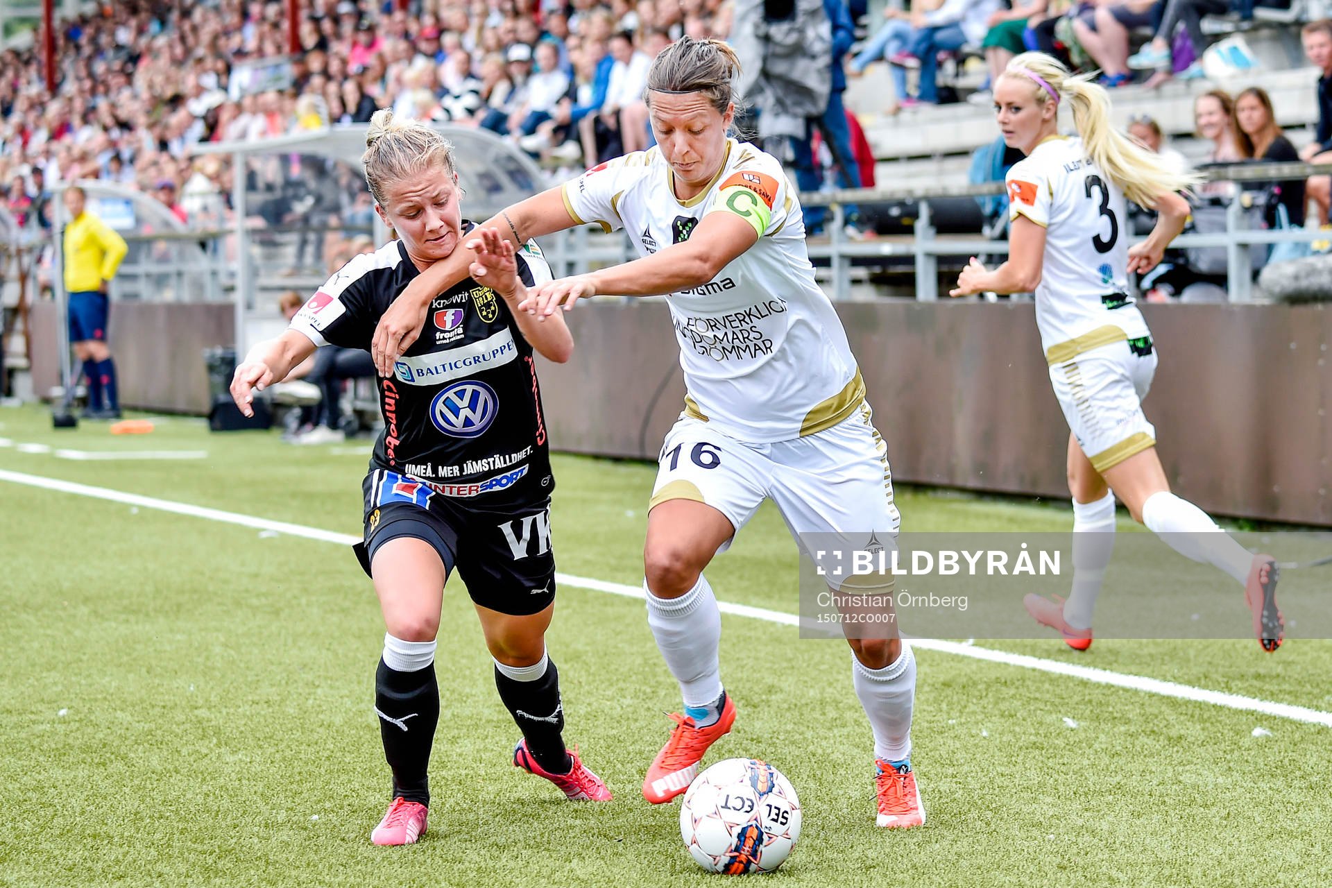 Umeås Emma Åberg Zingmark och FC Rosengårds Lina Nilsson