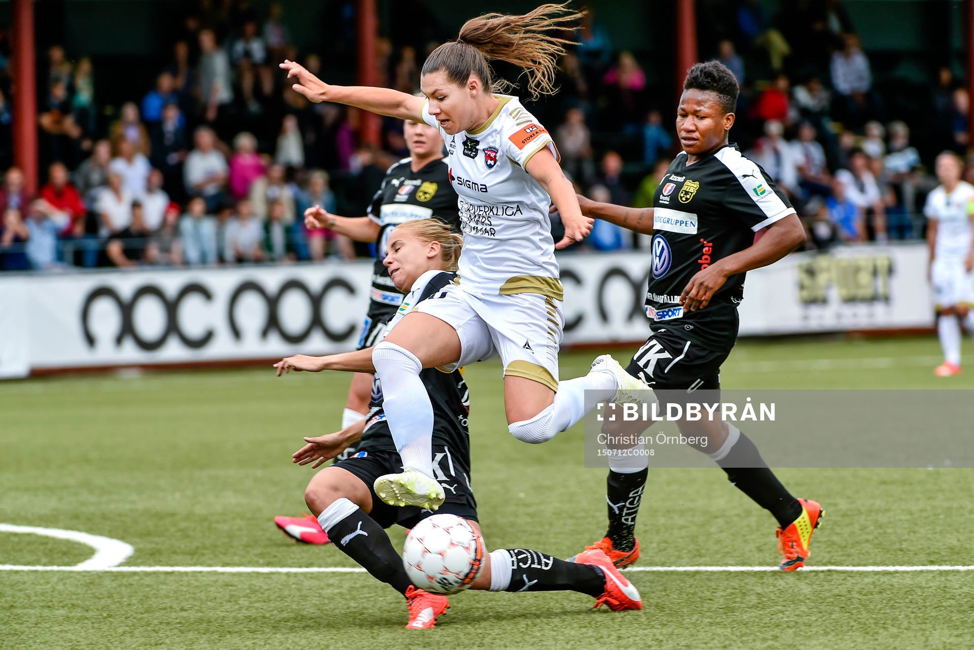 FC Rosengårds Ramona Bachman i en kamp med Umeås Hanna