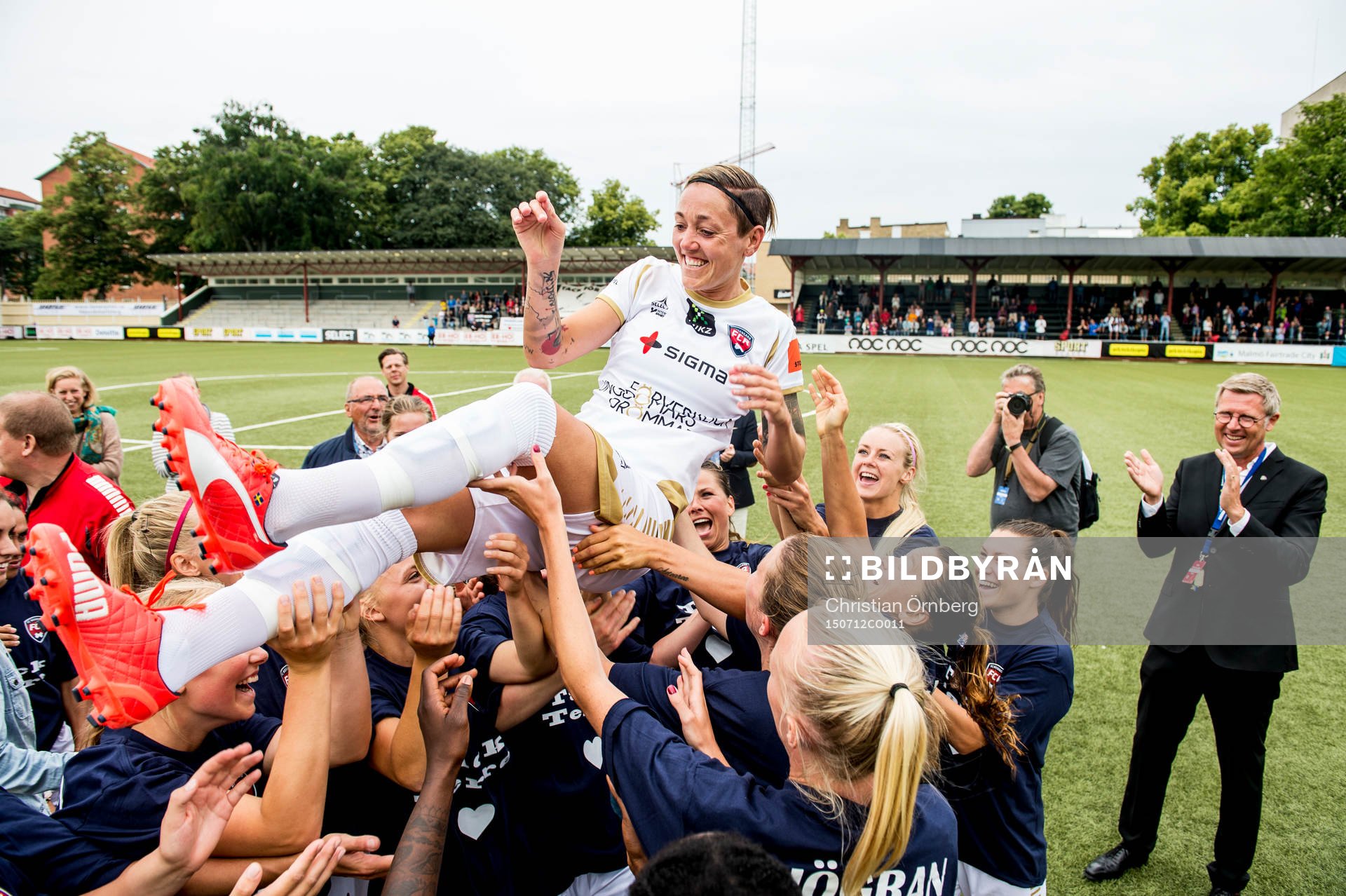 FC Rosengårds Therese Sjögran hyllas av lagkamraterna vid