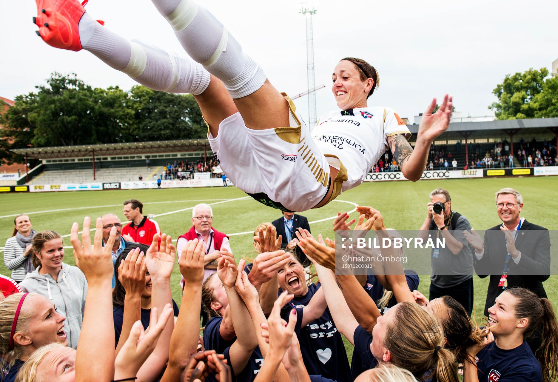 FC Rosengårds Therese Sjögran hyllas av lagkamraterna vid