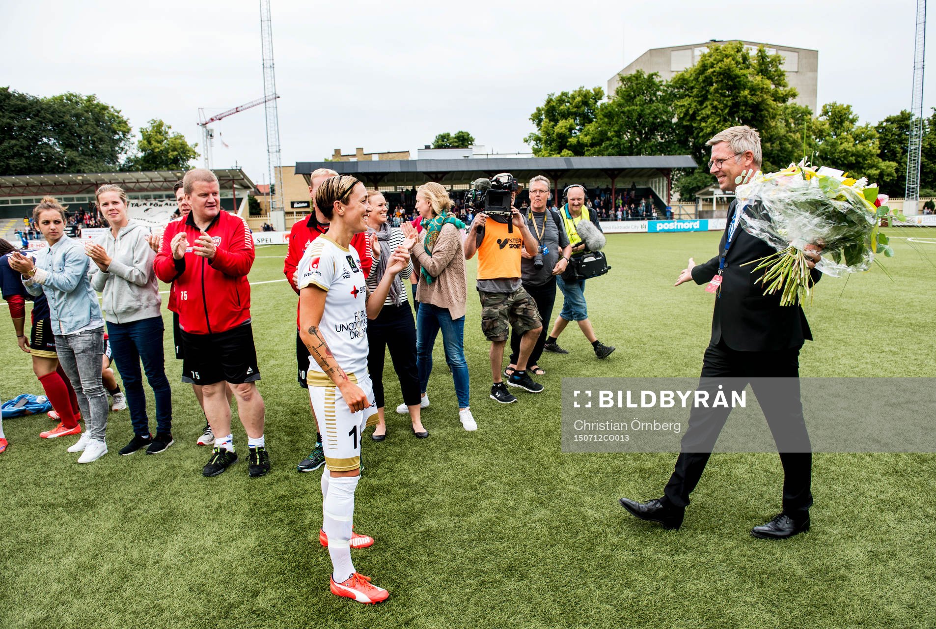 FC Rosengårds Therese Sjögran hyllas av lagkamraterna och