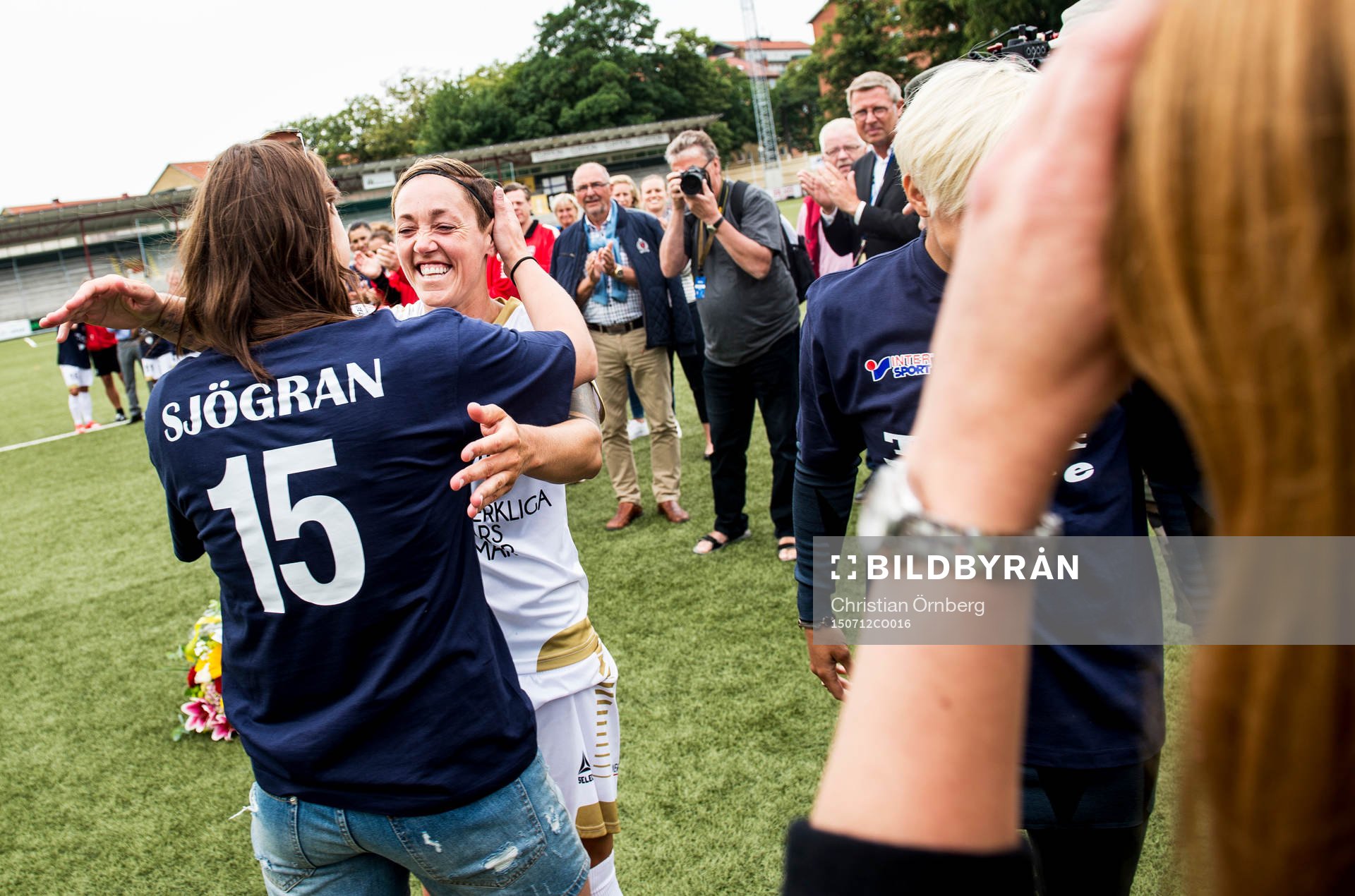 FC Rosengårds Therese Sjögran hyllas av lagkamraterna vid
