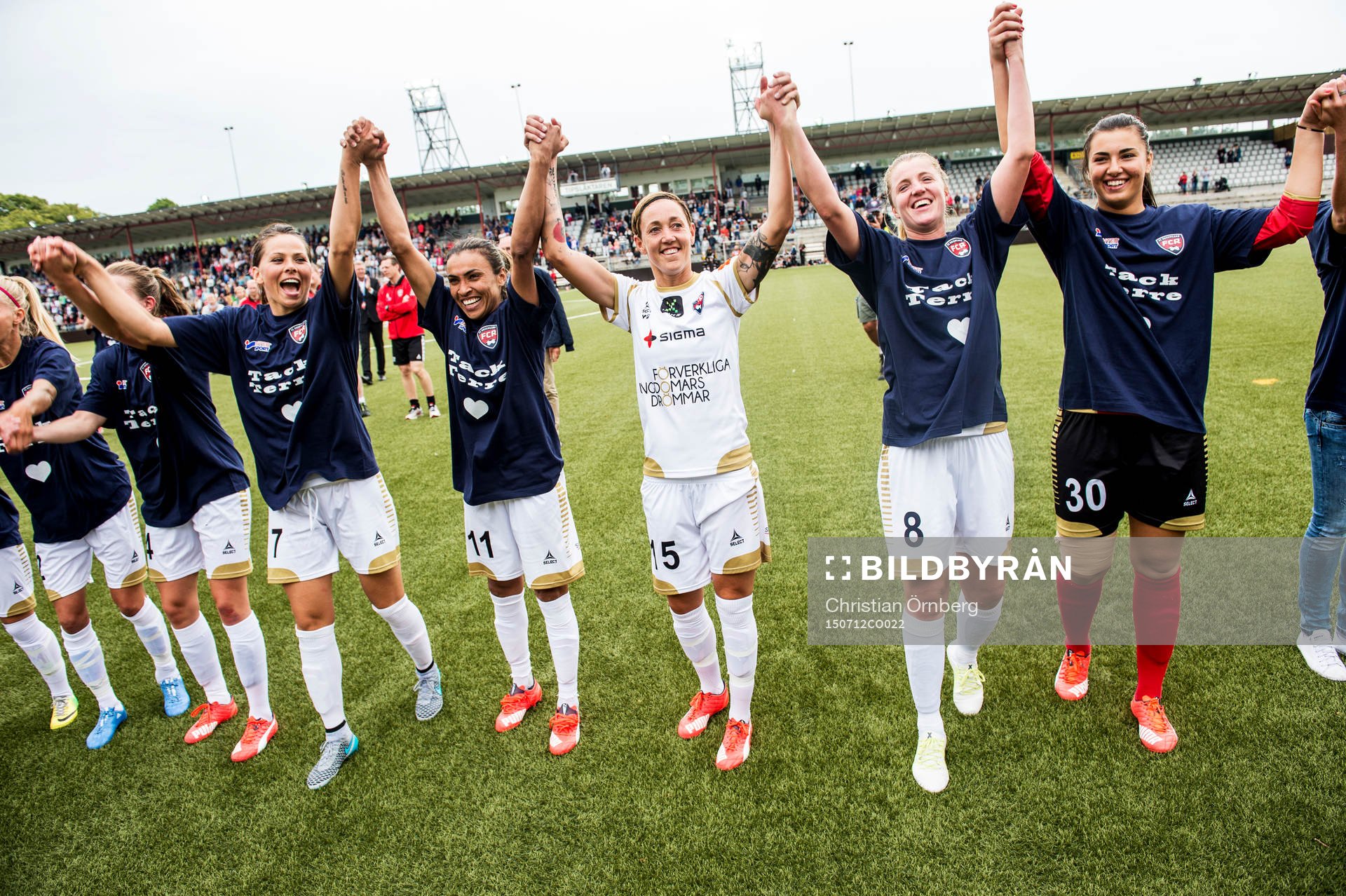 FC Rosengårds Therese Sjögran hyllas av lagkamraterna och