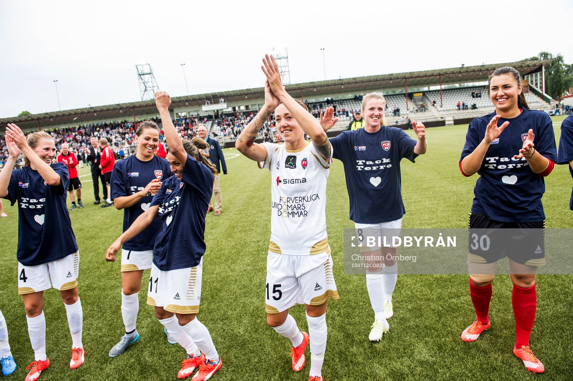 FC Rosengårds Therese Sjögran hyllas av lagkamraterna och