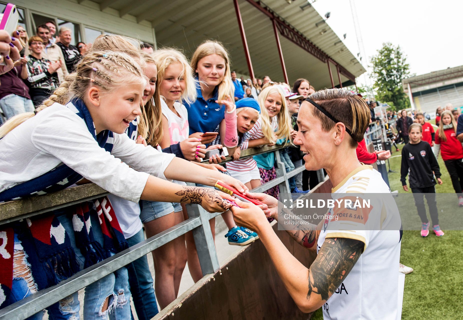 FC Rosengårds Therese Sjögran hyllas av lagkamraterna och