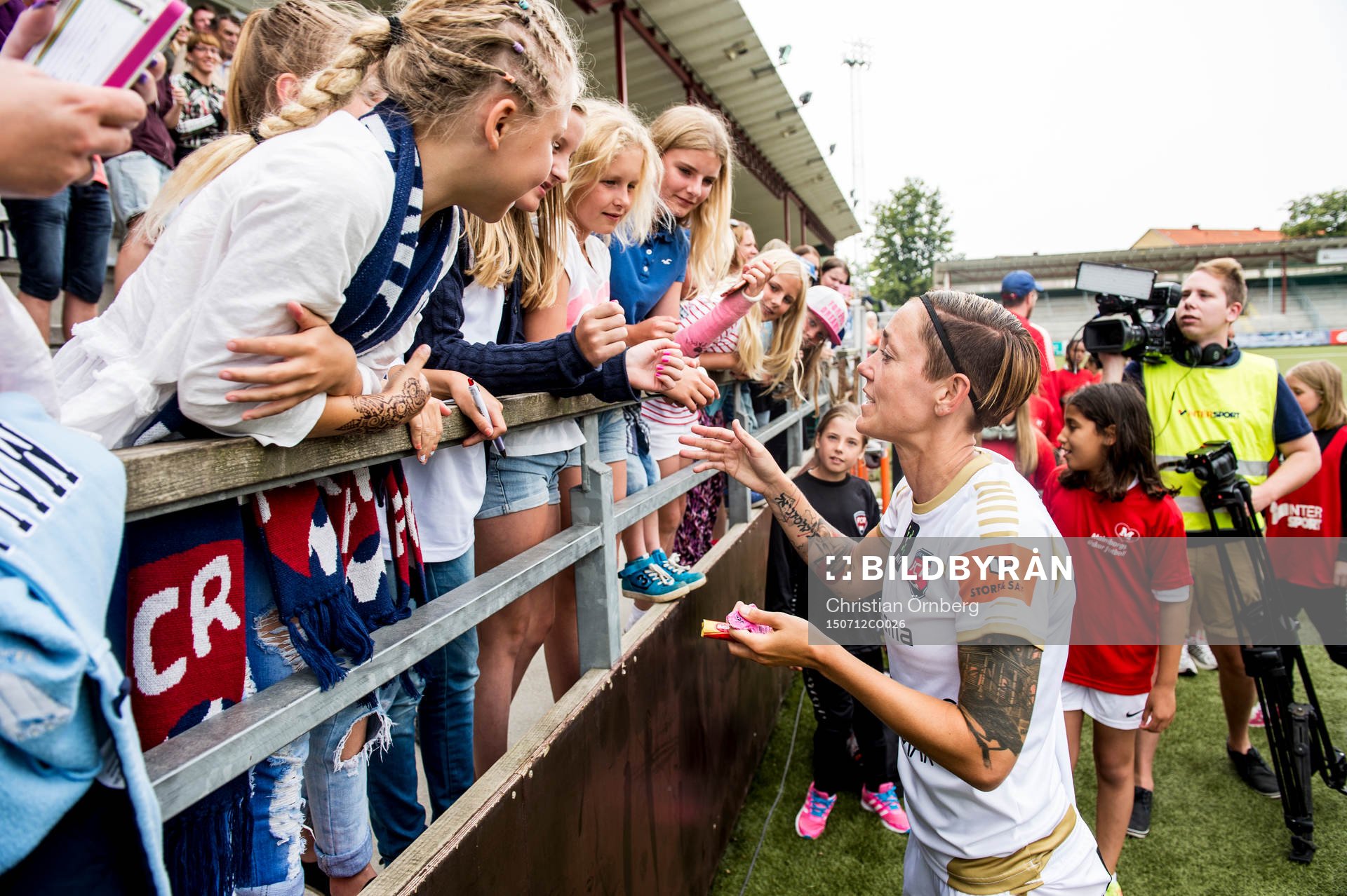 FC Rosengårds Therese Sjögran hyllas av lagkamraterna och publiken vid sin sista match som spelare efter fotbollsmatchen i semifinalen i Svenska cupen mellan FC Rosengård och Umeå den 12 juli 2015 i Malmö.