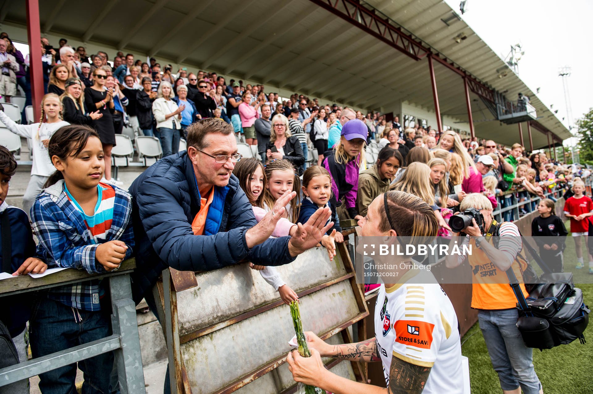 FC Rosengårds Therese Sjögran hyllas av lagkamraterna och