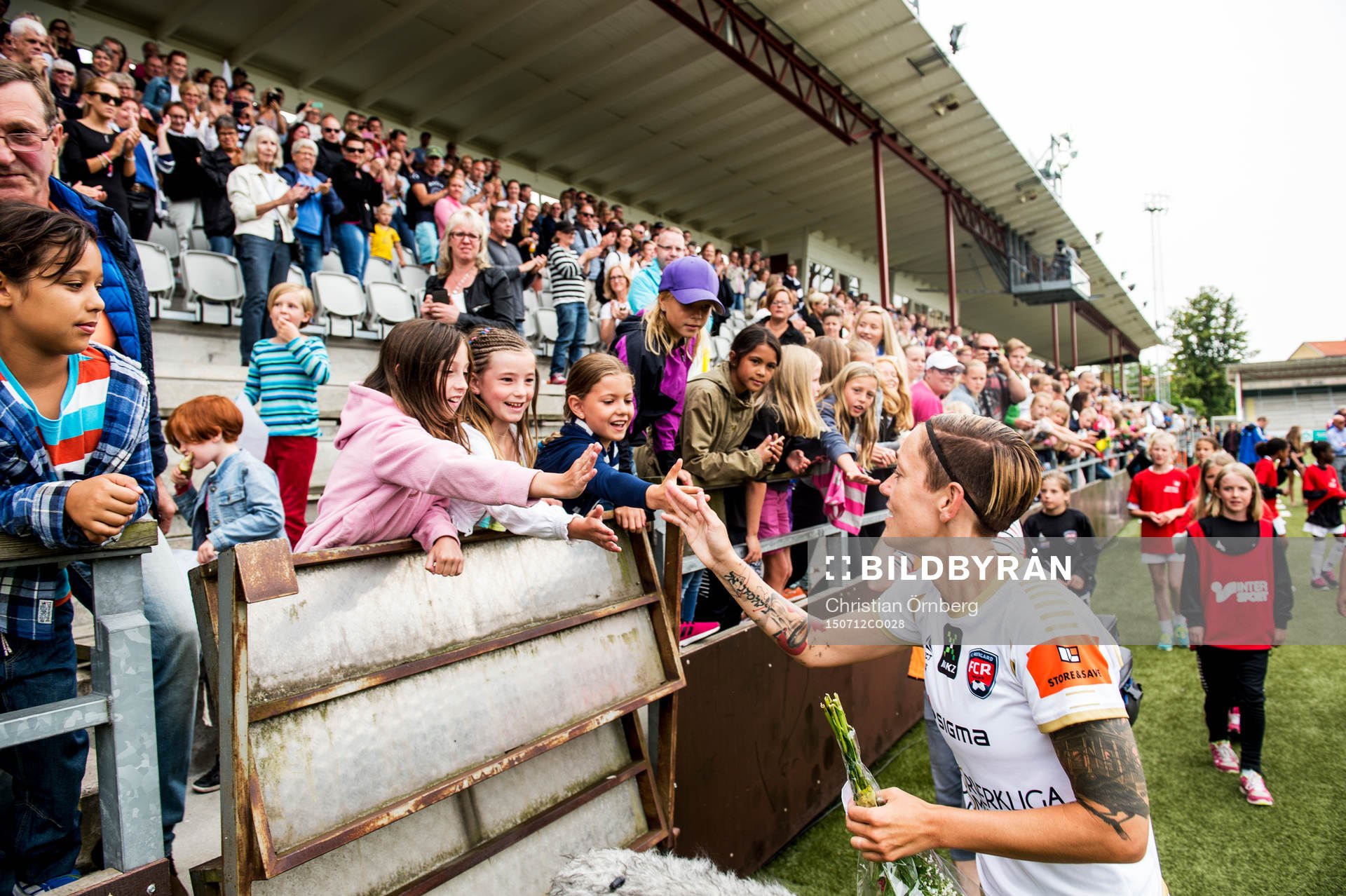 FC Rosengårds Therese Sjögran hyllas av lagkamraterna och