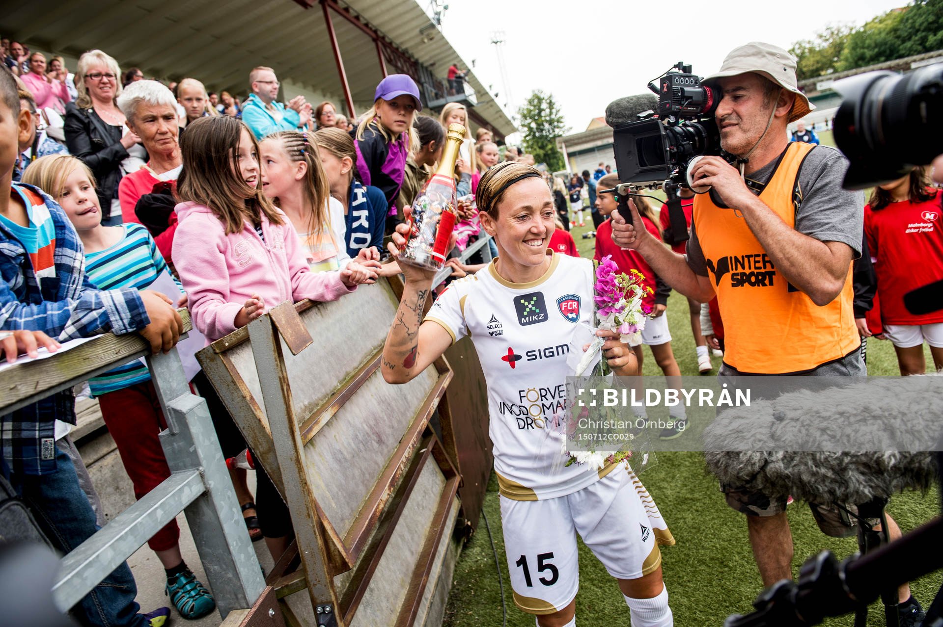 FC Rosengårds Therese Sjögran hyllas av lagkamraterna och
