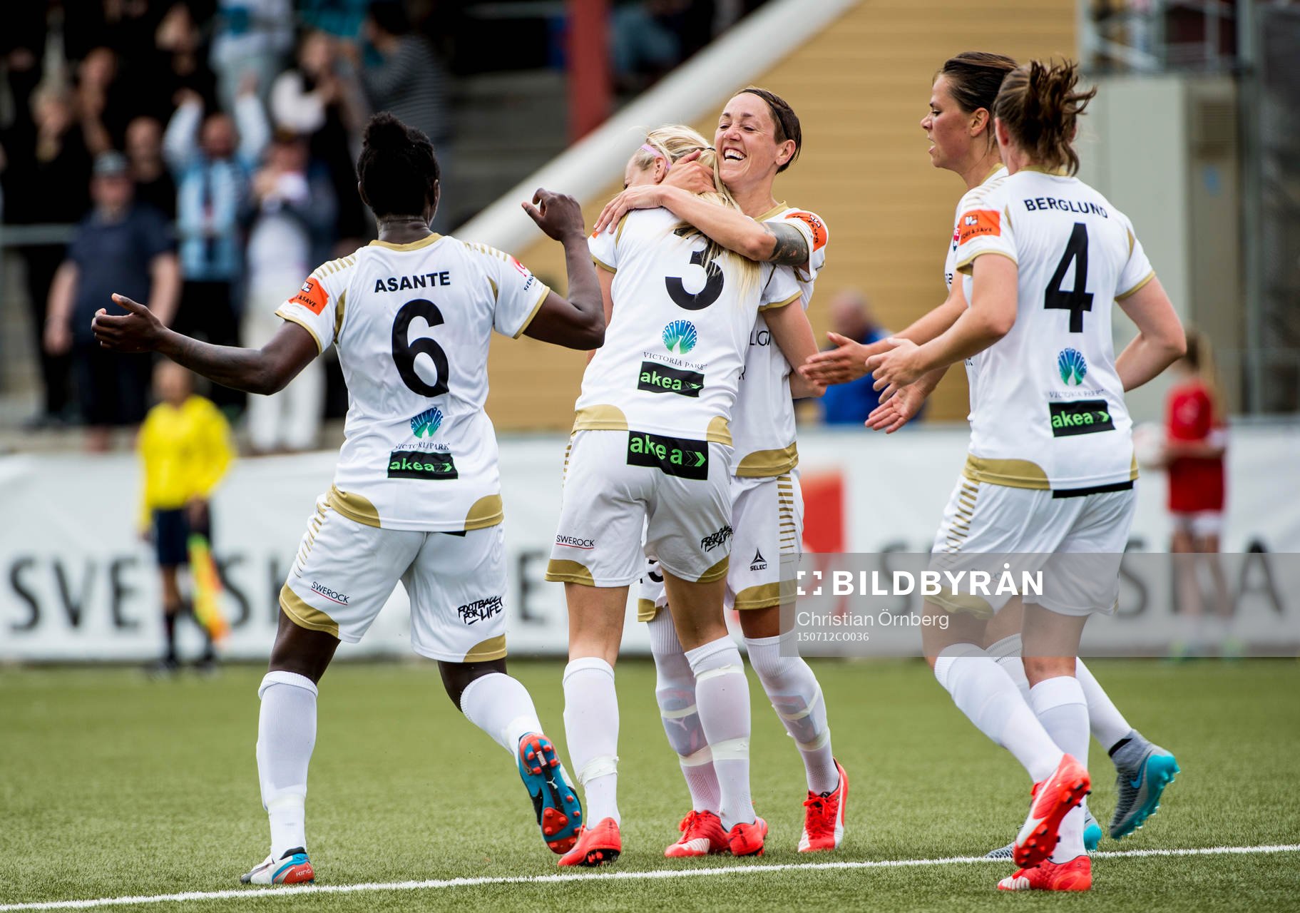FC Rosengårds Therese Sjögran kramar om Amanda Ilstedt