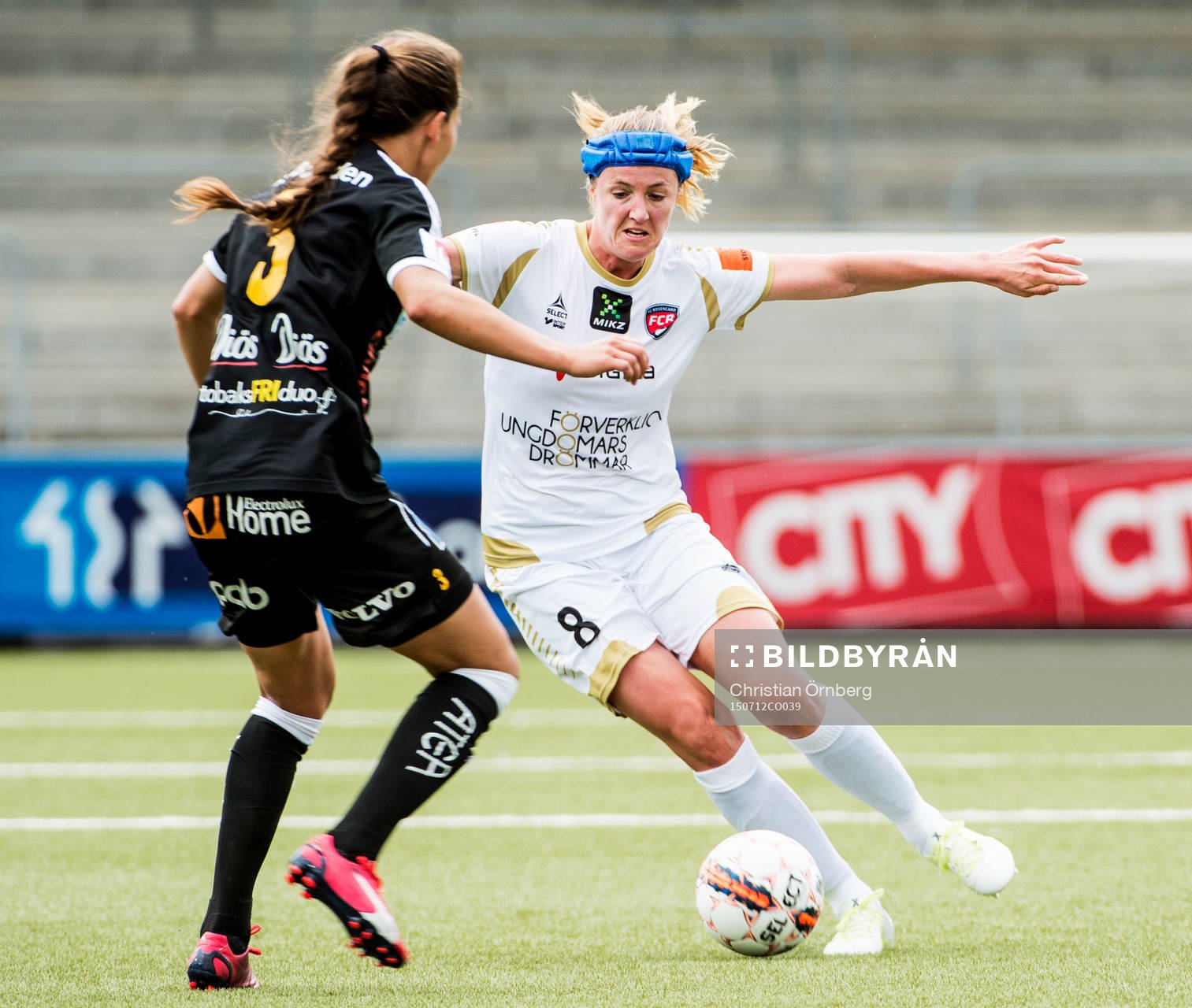 FC Rosengårds Kirsten van de Ven i närkamp mot Umeås