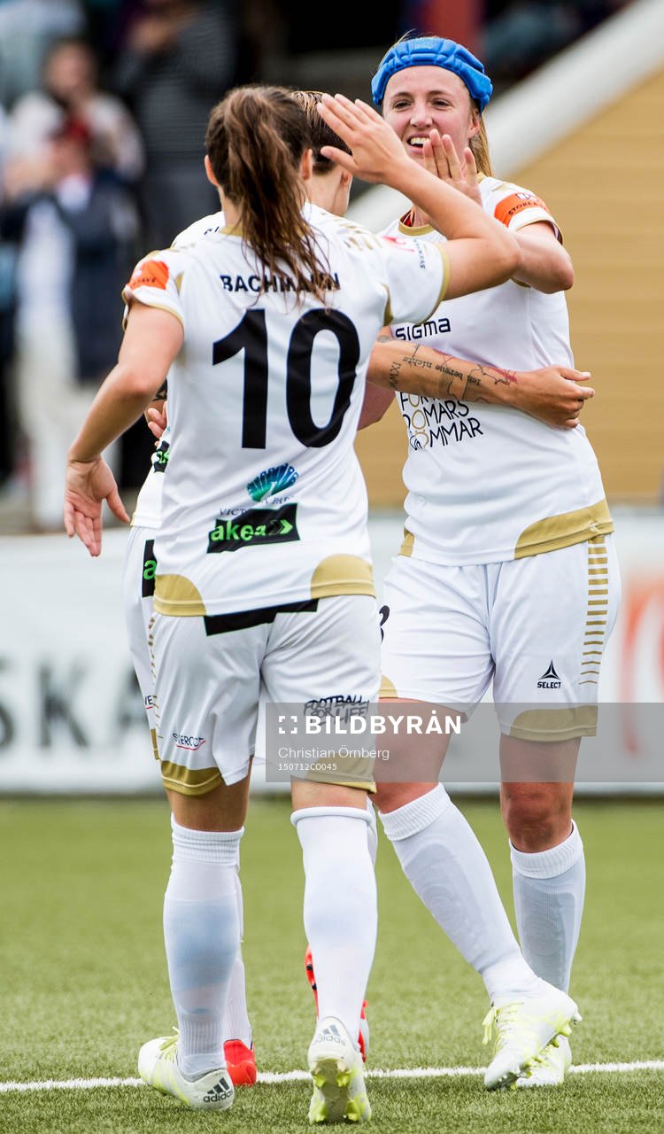 FC Rosengårds Kirsten van de Ven och Ramona Bachman jublar