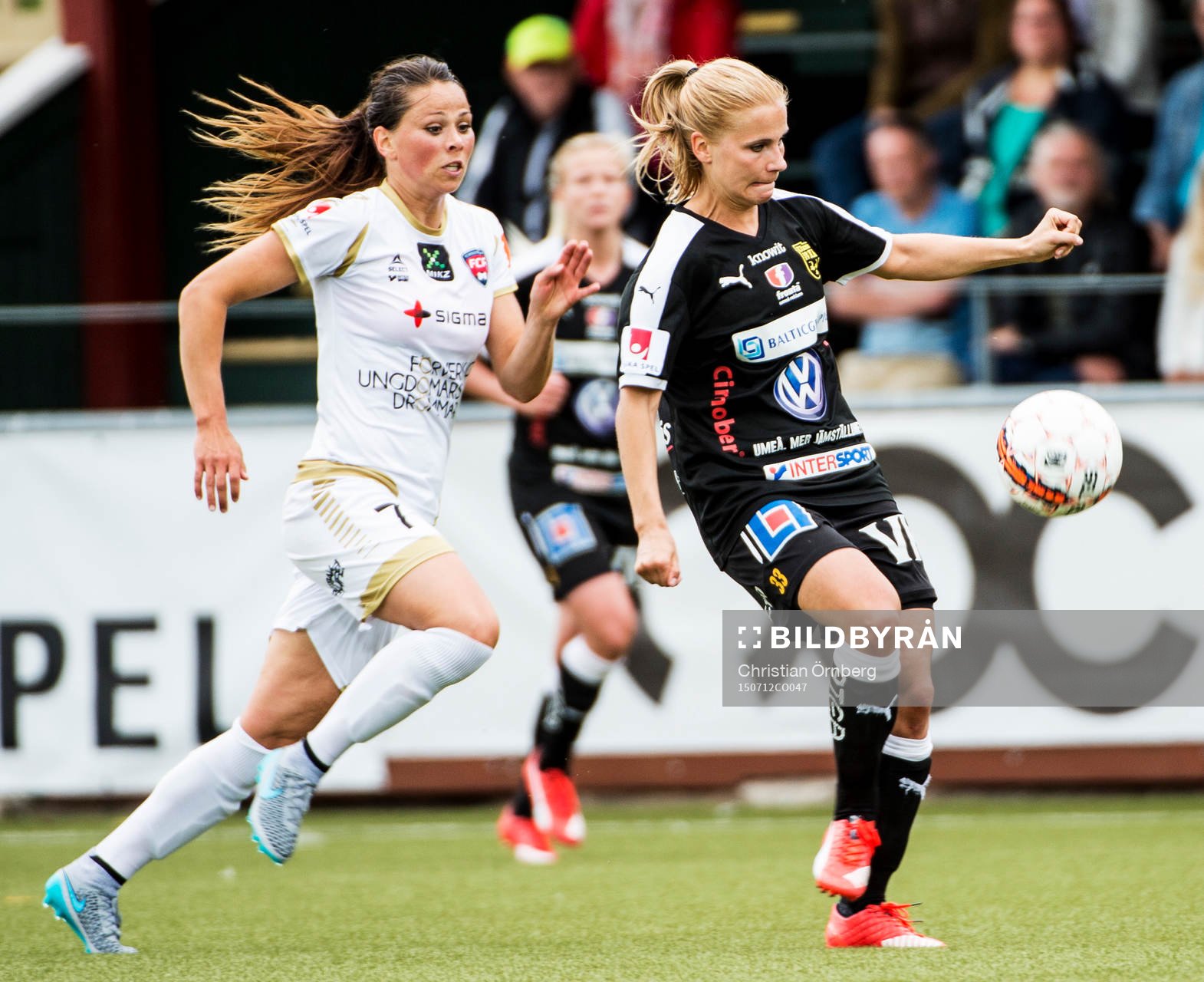 Närkamp mellan Umeås Tuija Hyyrynen och FC Rosengårds