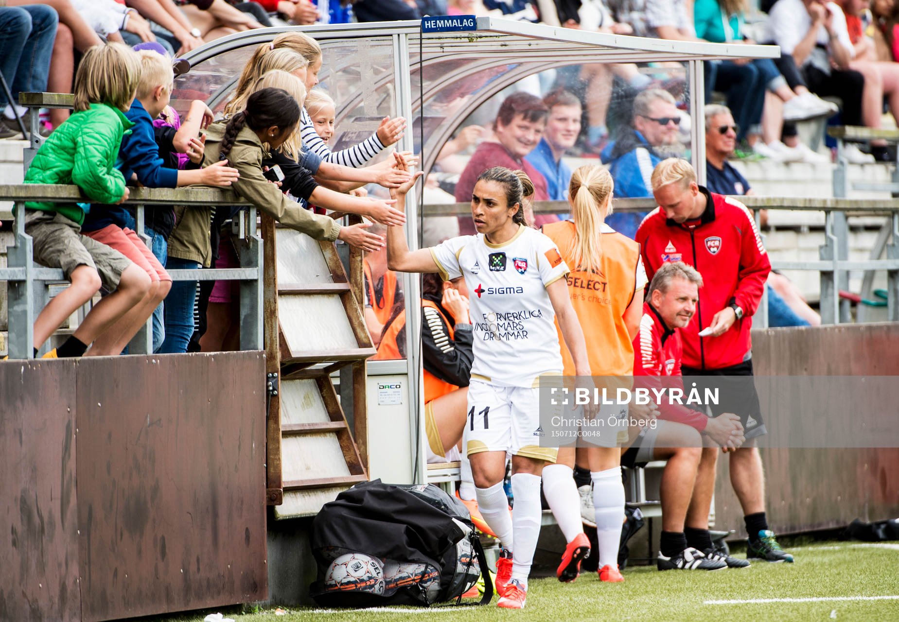 FC Rosengårds Marta Viera Da Silva tackar de unga fansen