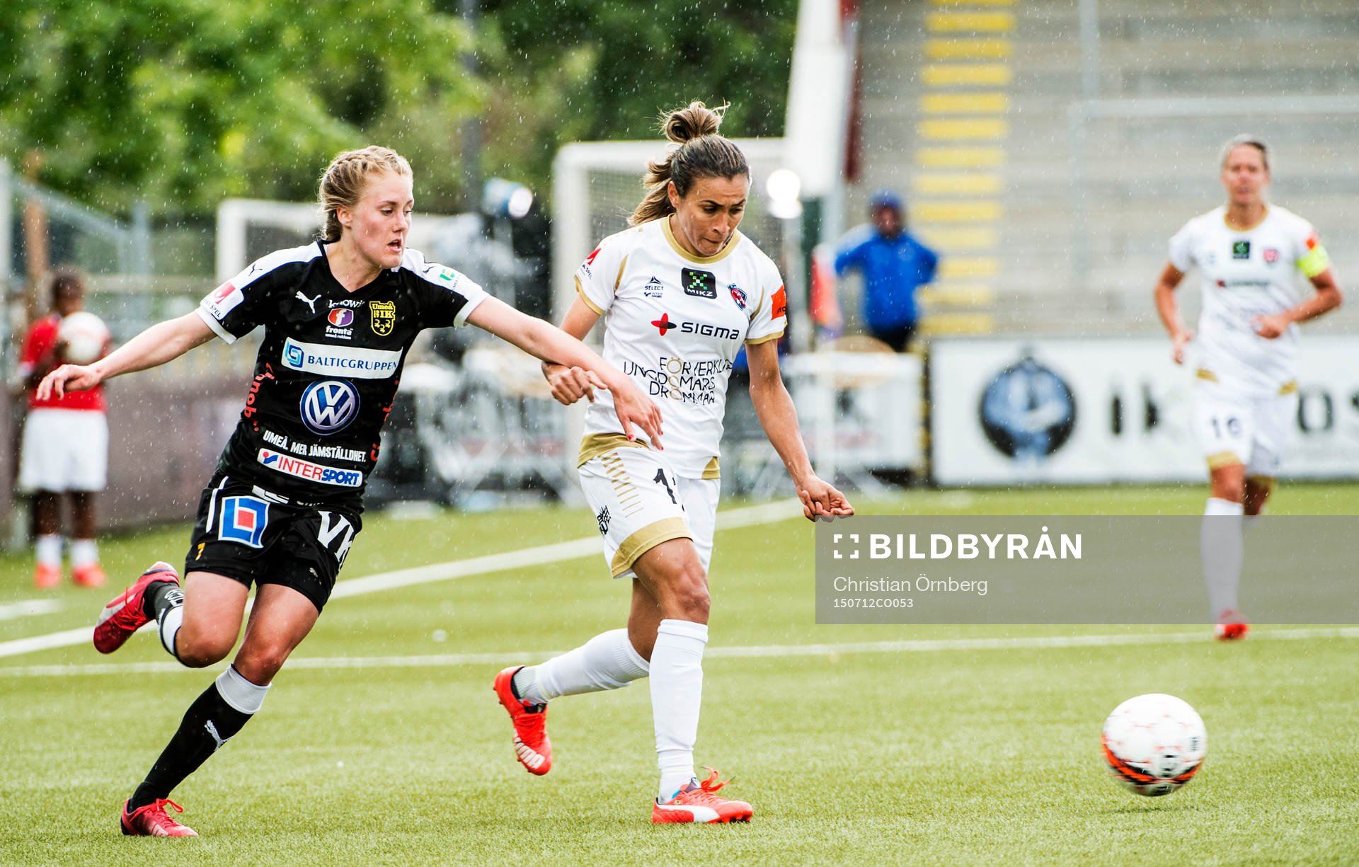 FC Rosengårds Marta Viera Da Silva i närkamp mot Umeås