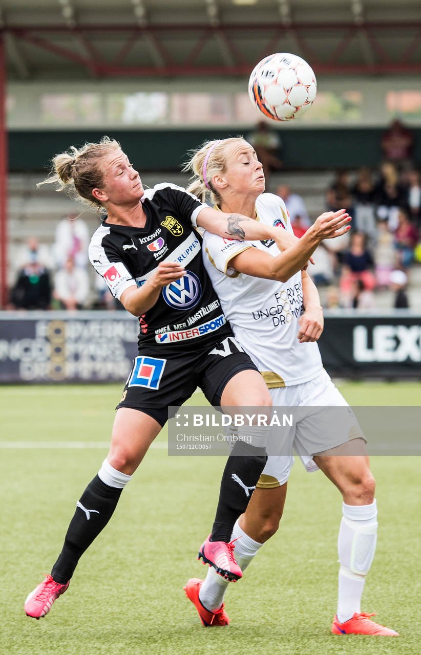 Närkamp mellan Umeås Emma Åberg Zingmark och FC
