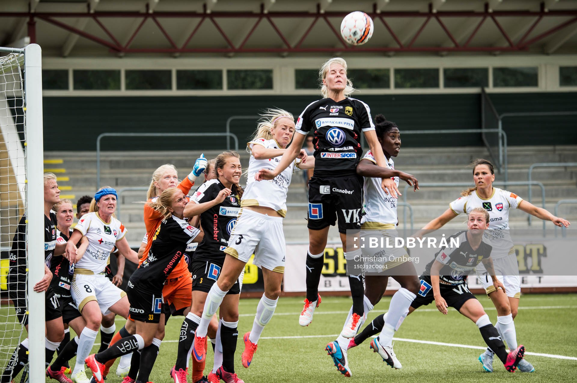 Luftduell framför mål mellan FC Rosengårds Amanda