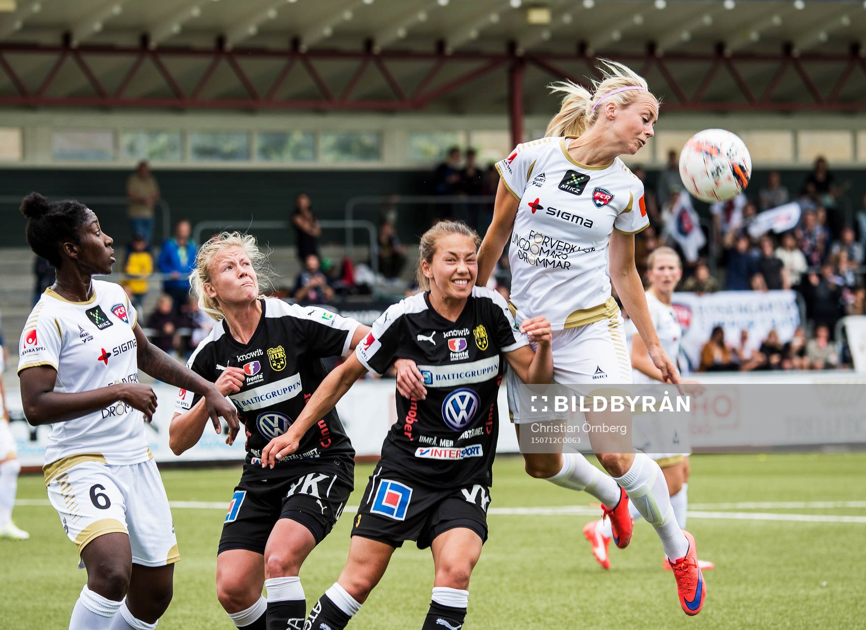 Närkamp mellan FC Rosengårds Anita Asante, Amanda Ilstedt