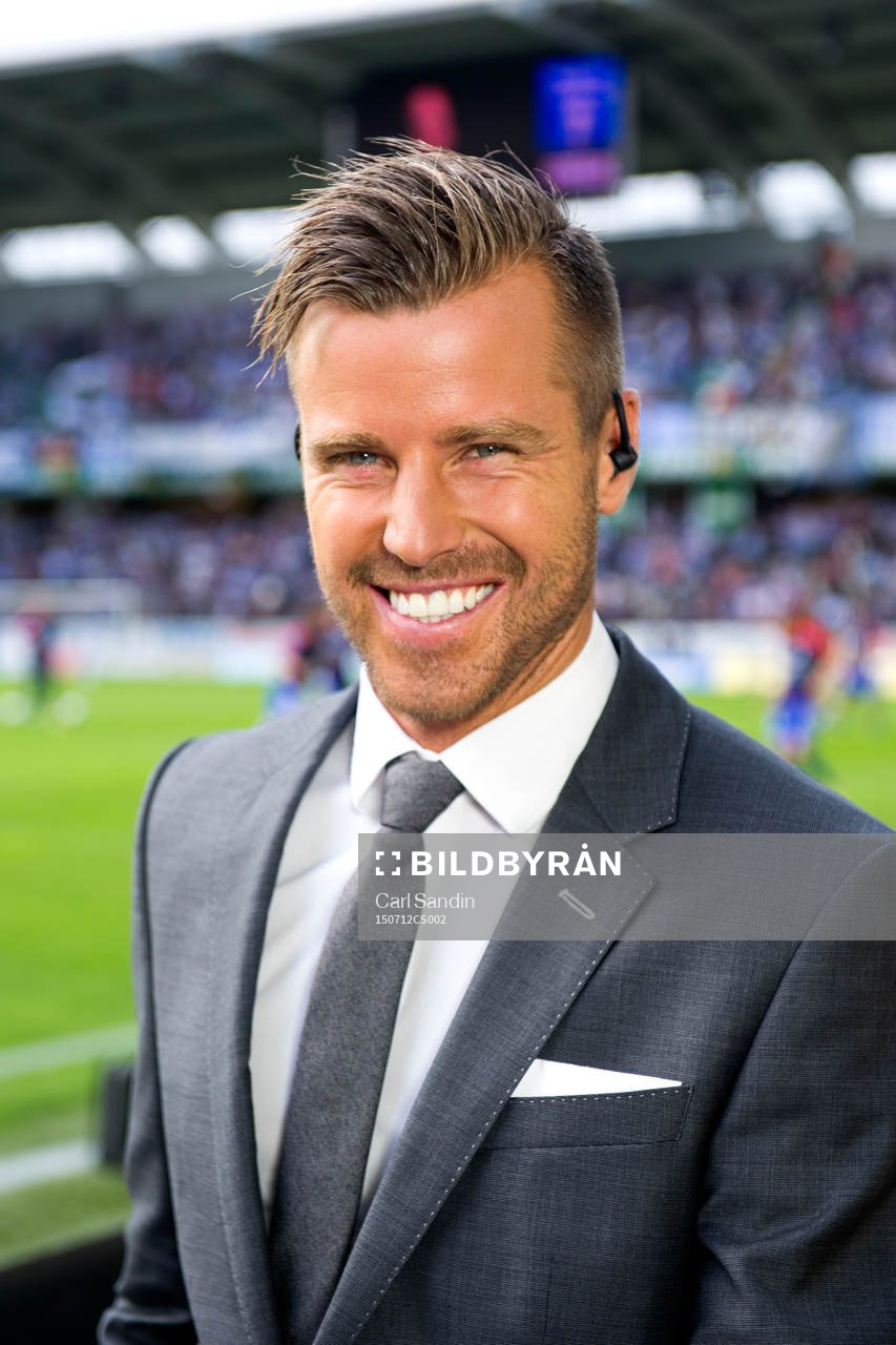 Pontus Farnerud i studion hos Cmore innan fotbollsmatchen i