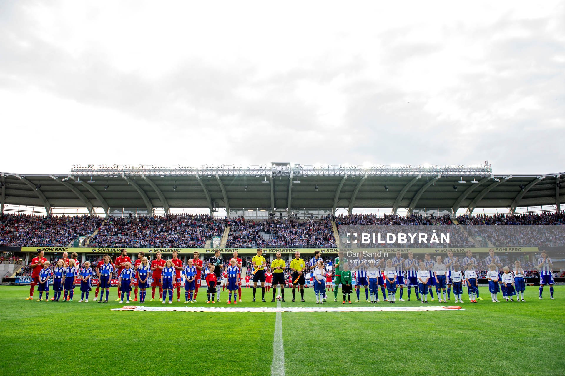 Lagen står uppställda vid lineup innan fotbollsmatchen i