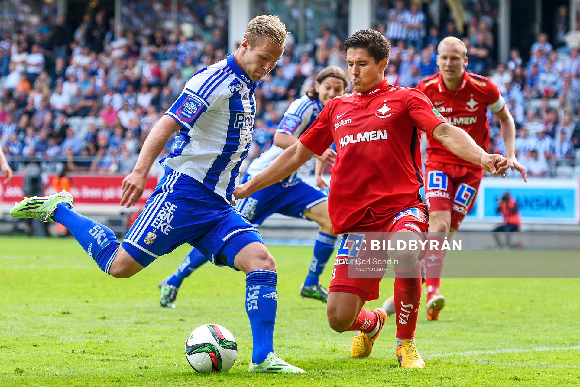 IFK Göteborgs Gustav Engvall provar skott framför täckande Norrköpingspelare David Boo Wiklander under fotbollsmatchen i Allsvenskan mellan IFK Göteborg och IFK Norrköping den 12 juli 2015 i Göteborg.