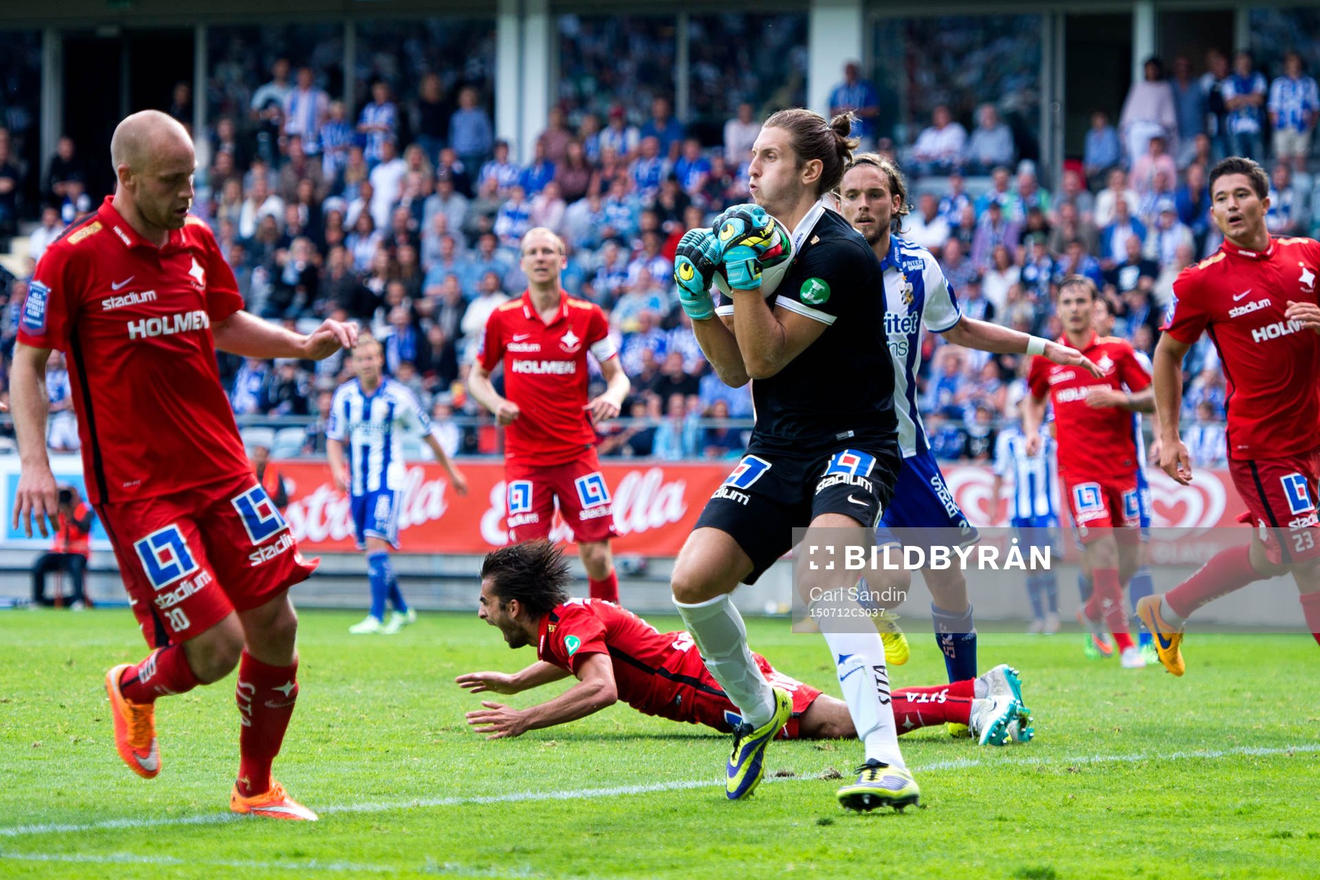 Norrköpings målvakt David Mitov Nilsson med bollen i famnen under fotbollsmatchen i Allsvenskan mellan IFK Göteborg och IFK Norrköping den 12 juli 2015 i Göteborg.