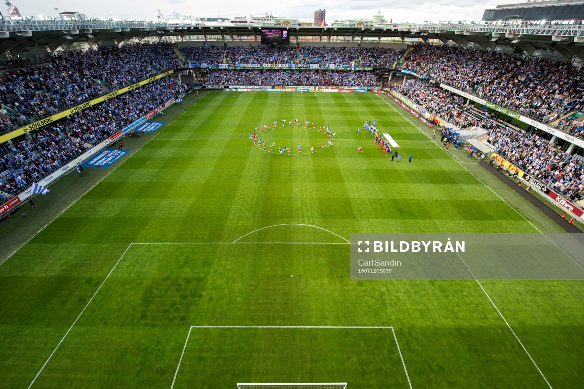 Lagen står uppställda vid lineup innan fotbollsmatchen i