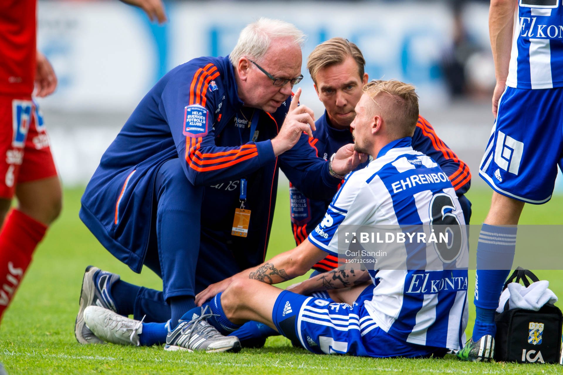 IFK Göteborgs Sebastian Eriksson undersöks av läkare