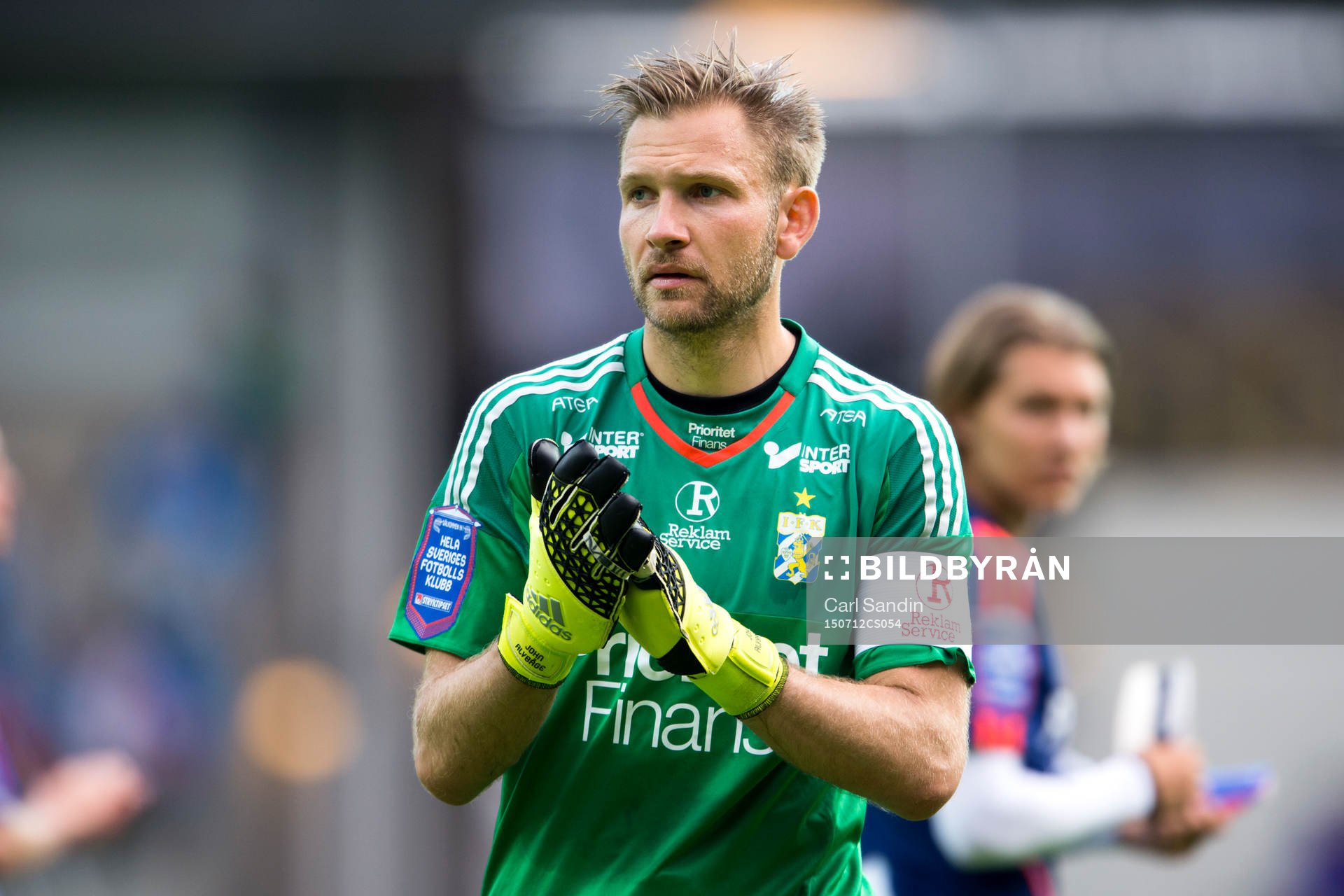 IFK Göteborgs målvakt John Alvbåge tackar publiken