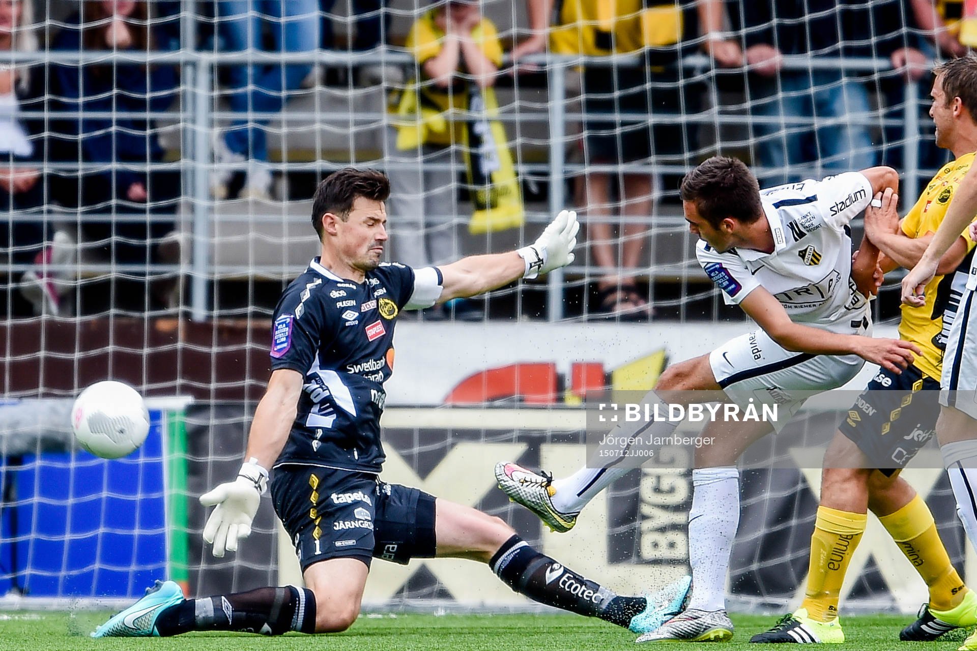 Häckens Egzon Binaku provar skott mot Elfsborgs målvakt