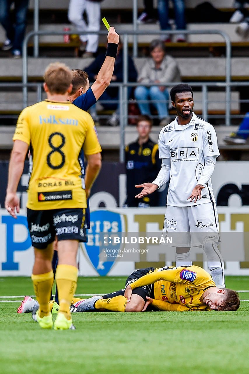 Häckens Mohammed Abubakari får gult kort