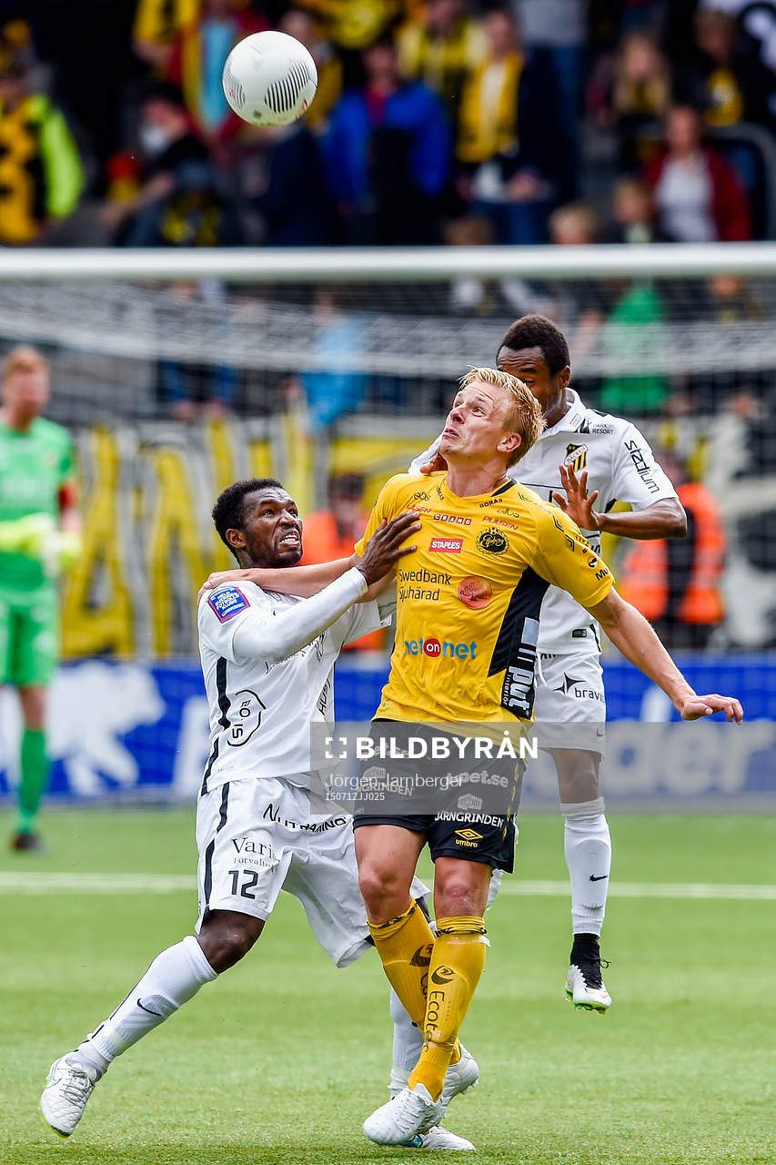 Häckens Mohammed Abubakari i en nickduell med Elfsborgs