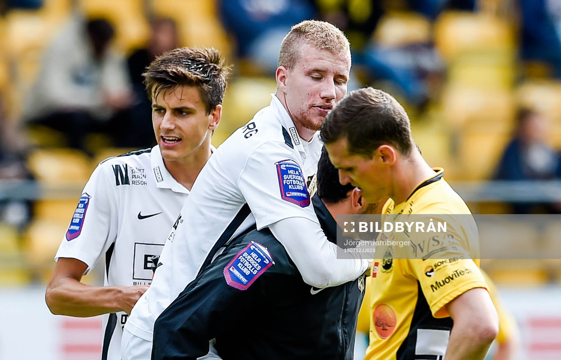 Häckens Simon Gustafson får hjälp av planen