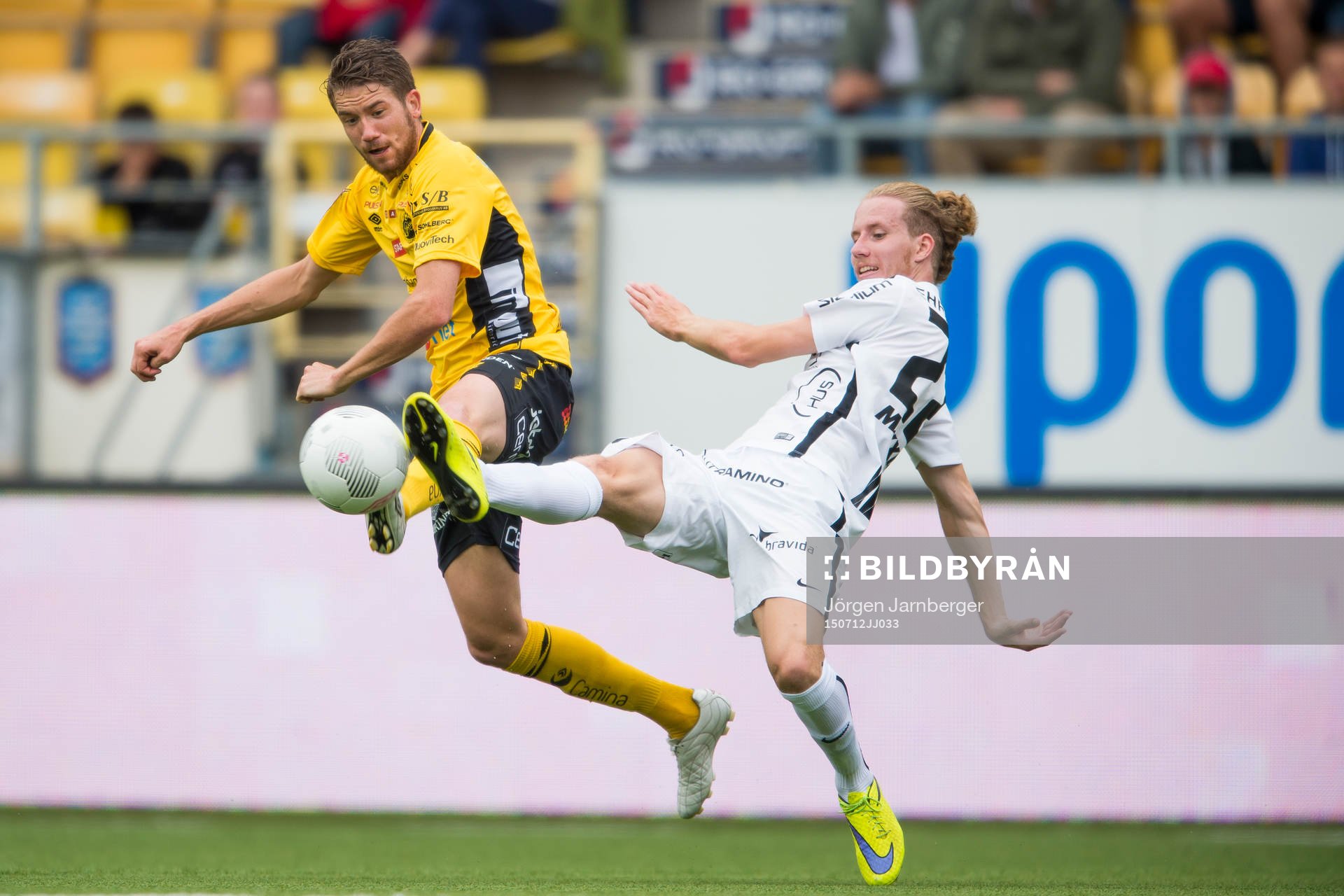 Kamp mellan Häckens Samuel Gustafson och Elfsborgs Marcus