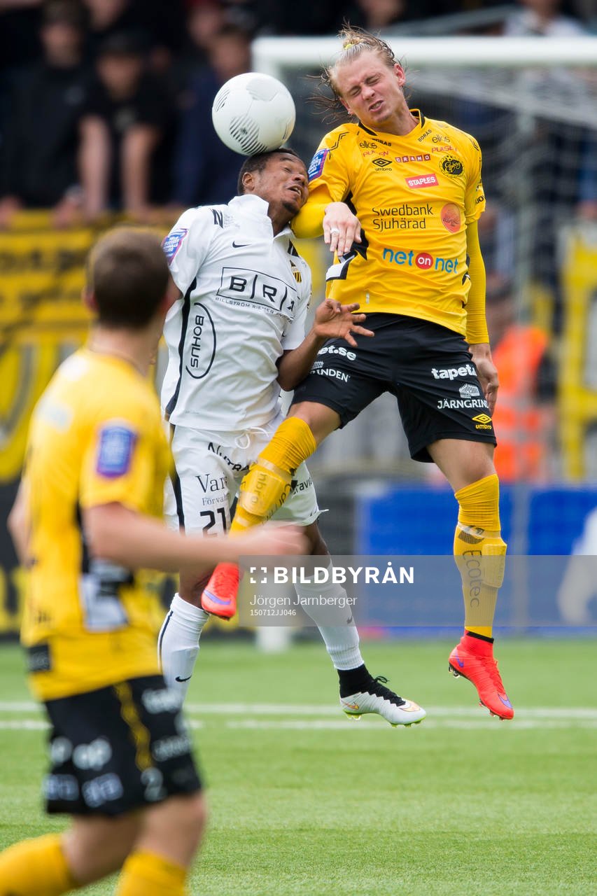 Nickduell mellan Elfsborgs Simon Hedlund och Häckens Nasiru Mohammed under en fotbollsmatch i Allsvenskan mellan Elfsborg och Häcken den 12 juli 2015 i Borås.