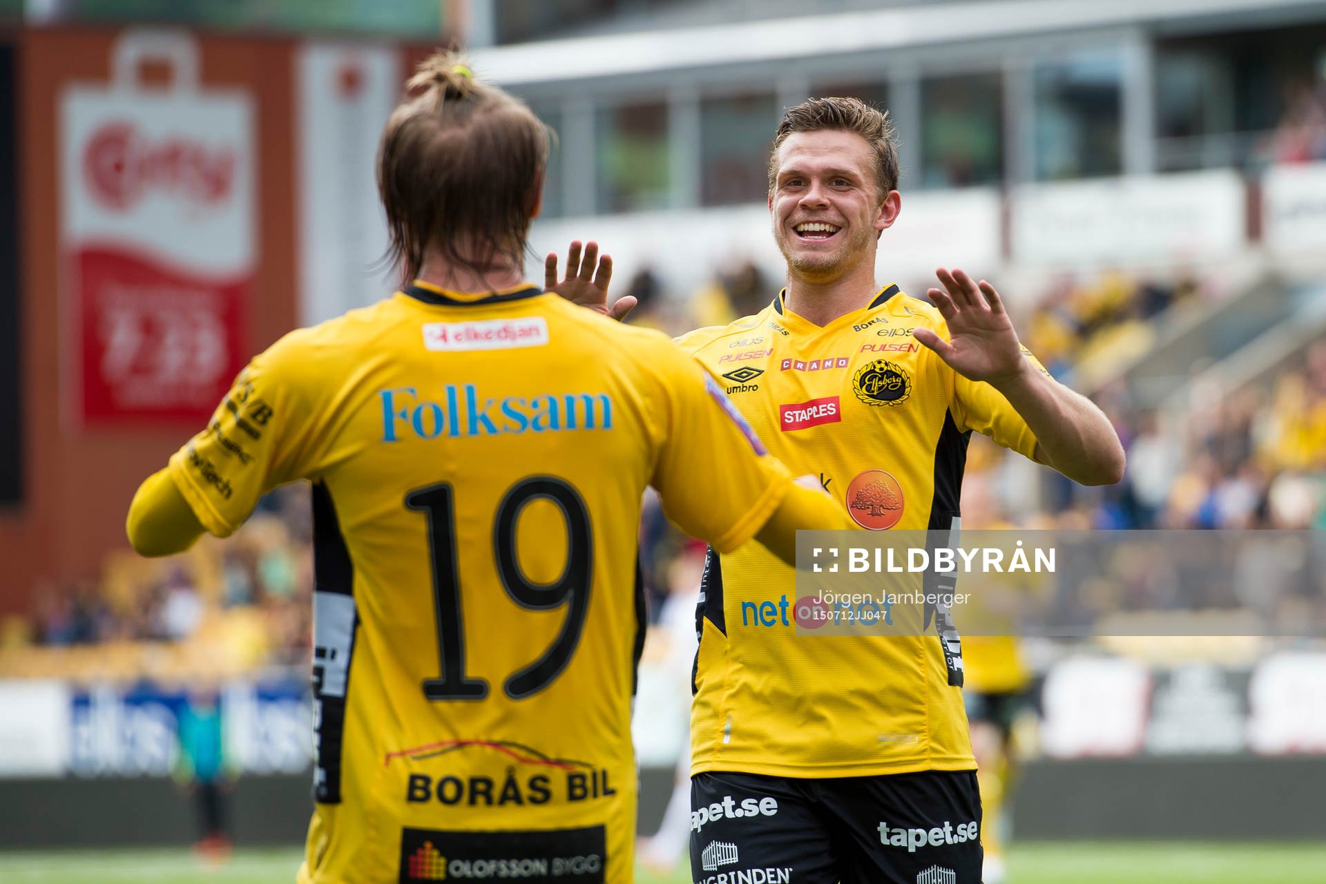 Elfsborgs Jesper Manns gratulerar Simon Hedlund (rygg mot